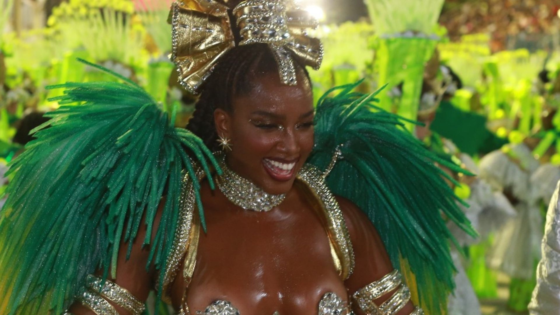 Espetáculo! Iza surge na Sapucaí com tapa-sexo mínimo e deixa bumbum perfeito de fora