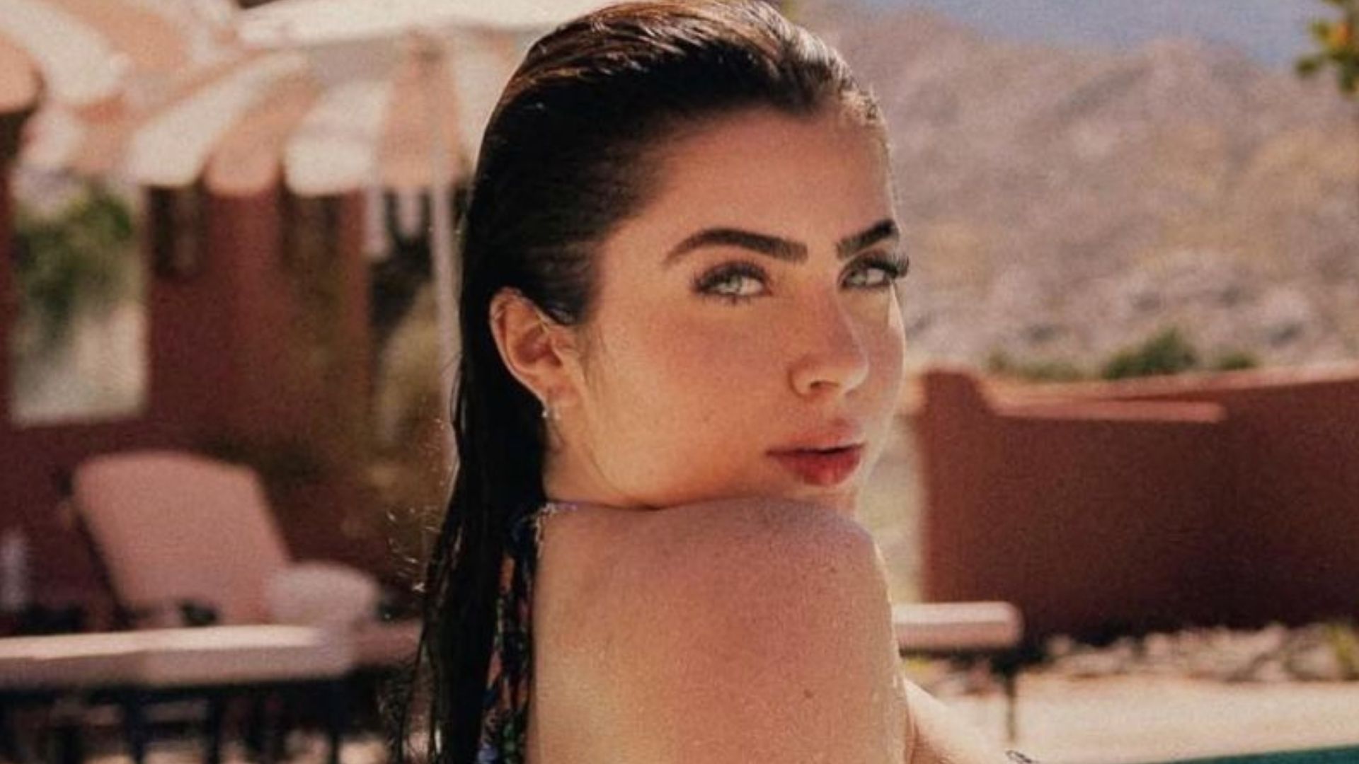 Toda molhada, ex-BBB Jade Picon empina bumbum GG na piscina: “Um sonho”