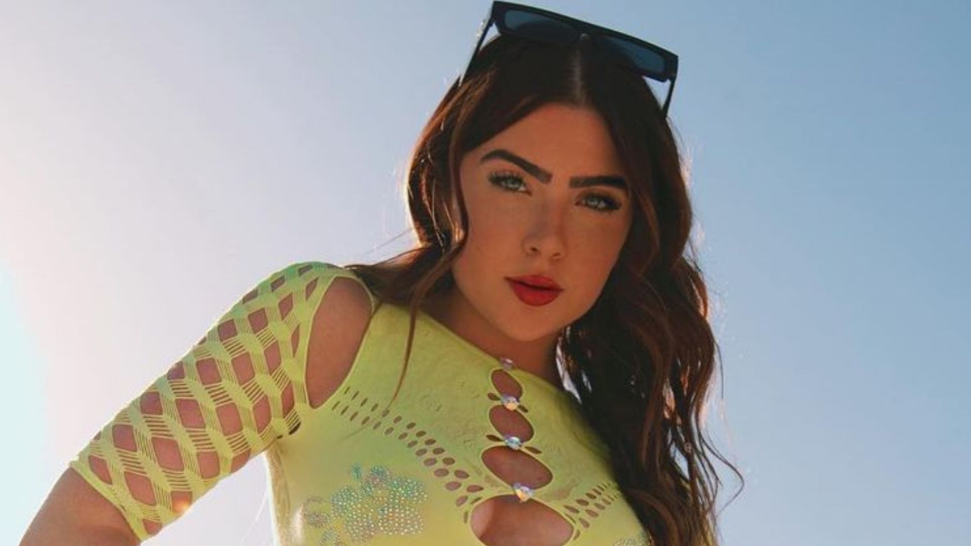 Ex-BBB Jade Picon causa com vestido coladíssimo e decote generoso: “Entregou tudo”