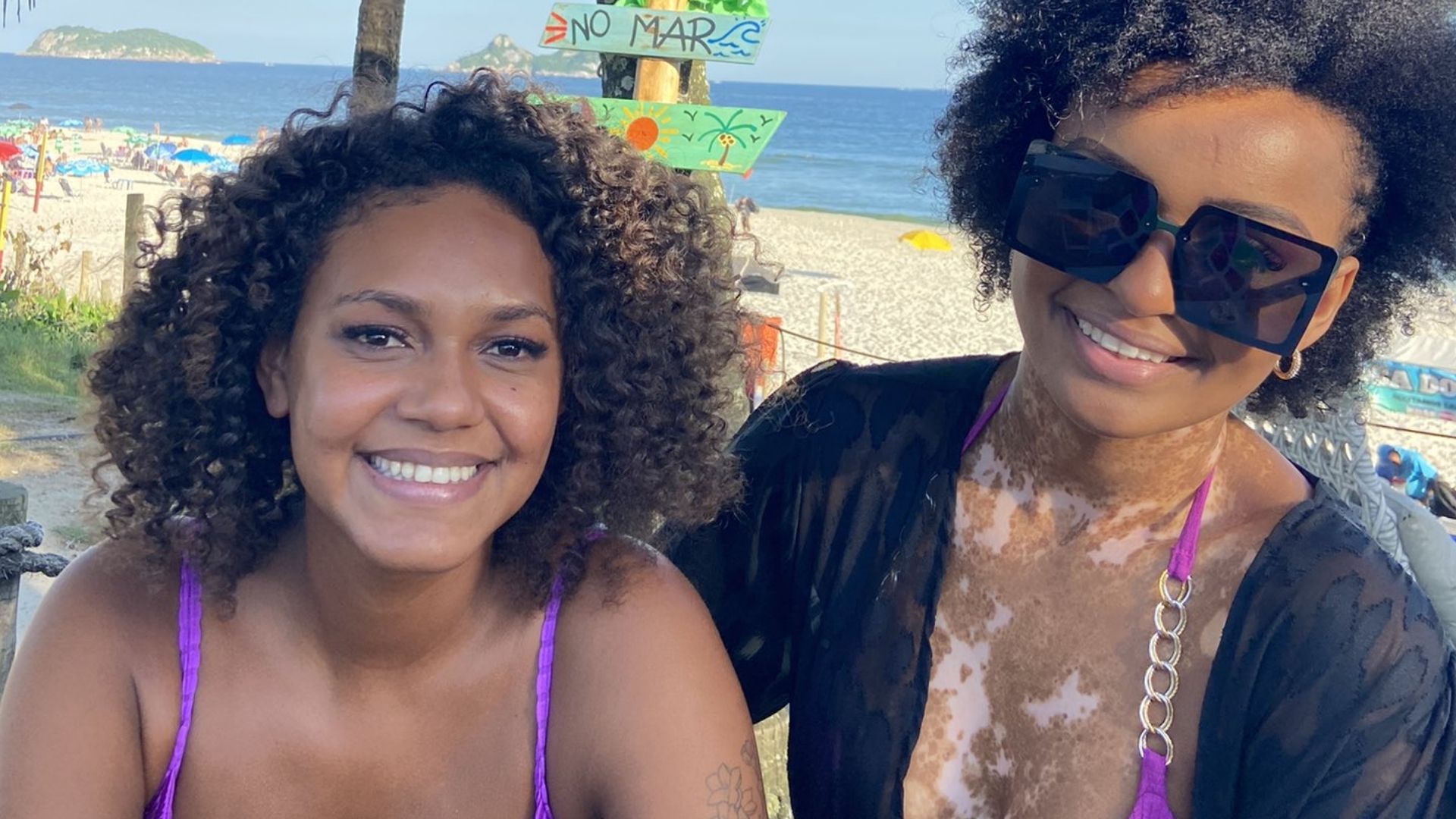 Ex-BBBs Natália Deodato e Jessilane vão à praia e surgem de biquíni: “Bem meigas”