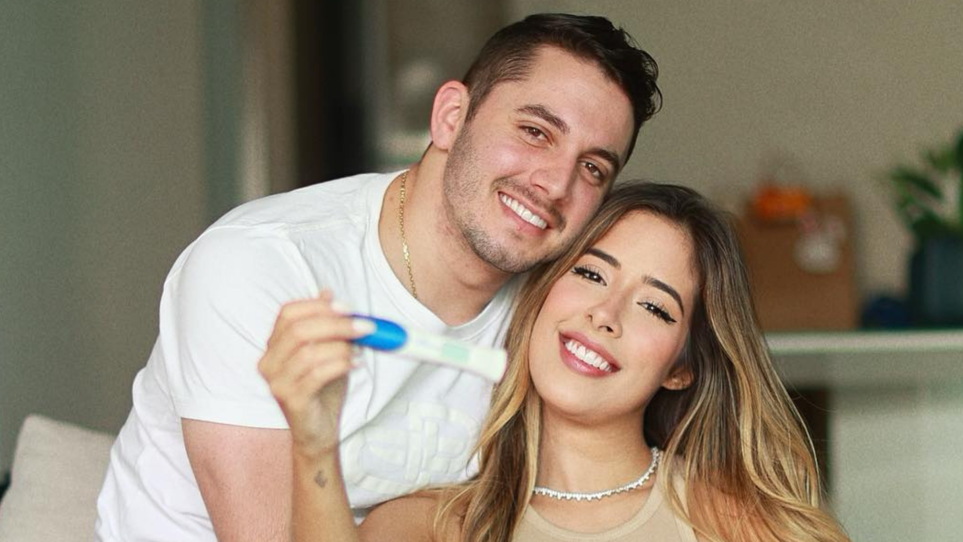 Jonas Esticado anuncia primeira gravidez da esposa e celebra: “Maior sonho”
