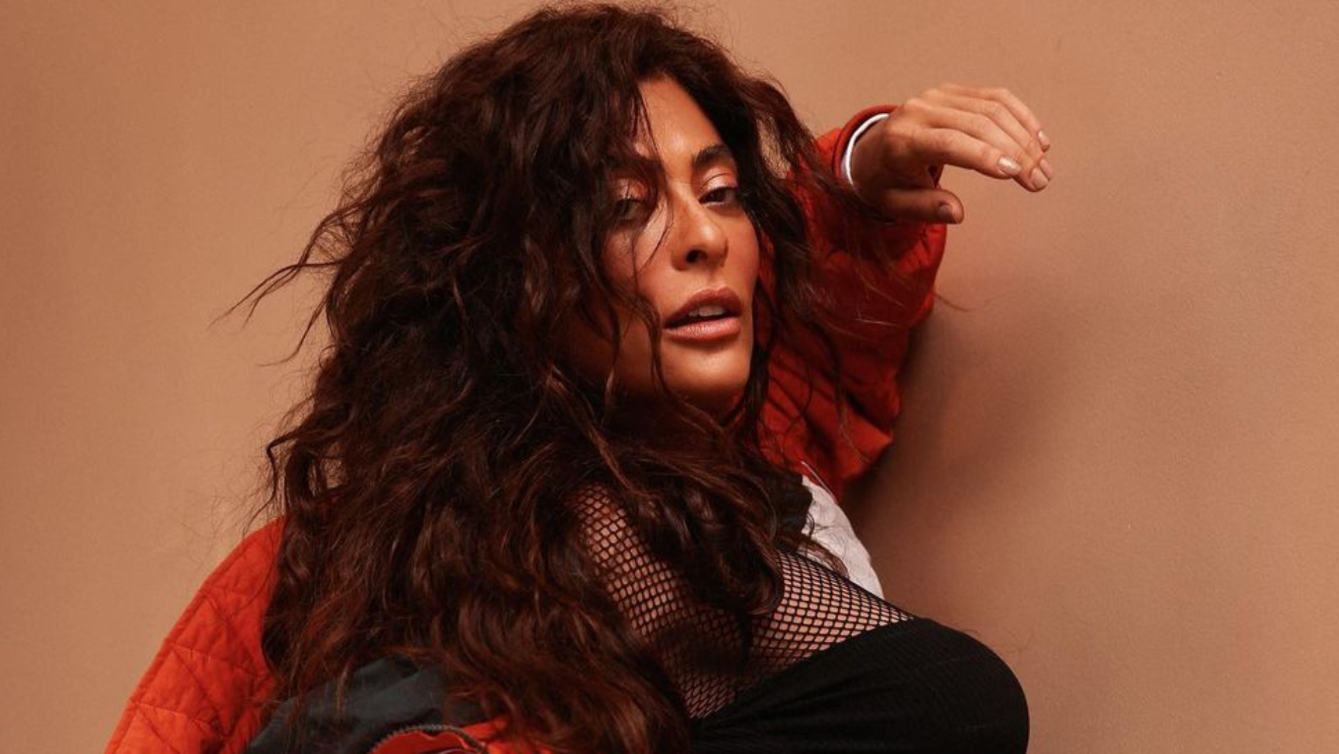 De lingerie cavadíssima, Juliana Paes abaixa calça no limite e fãs babam: “Musa”