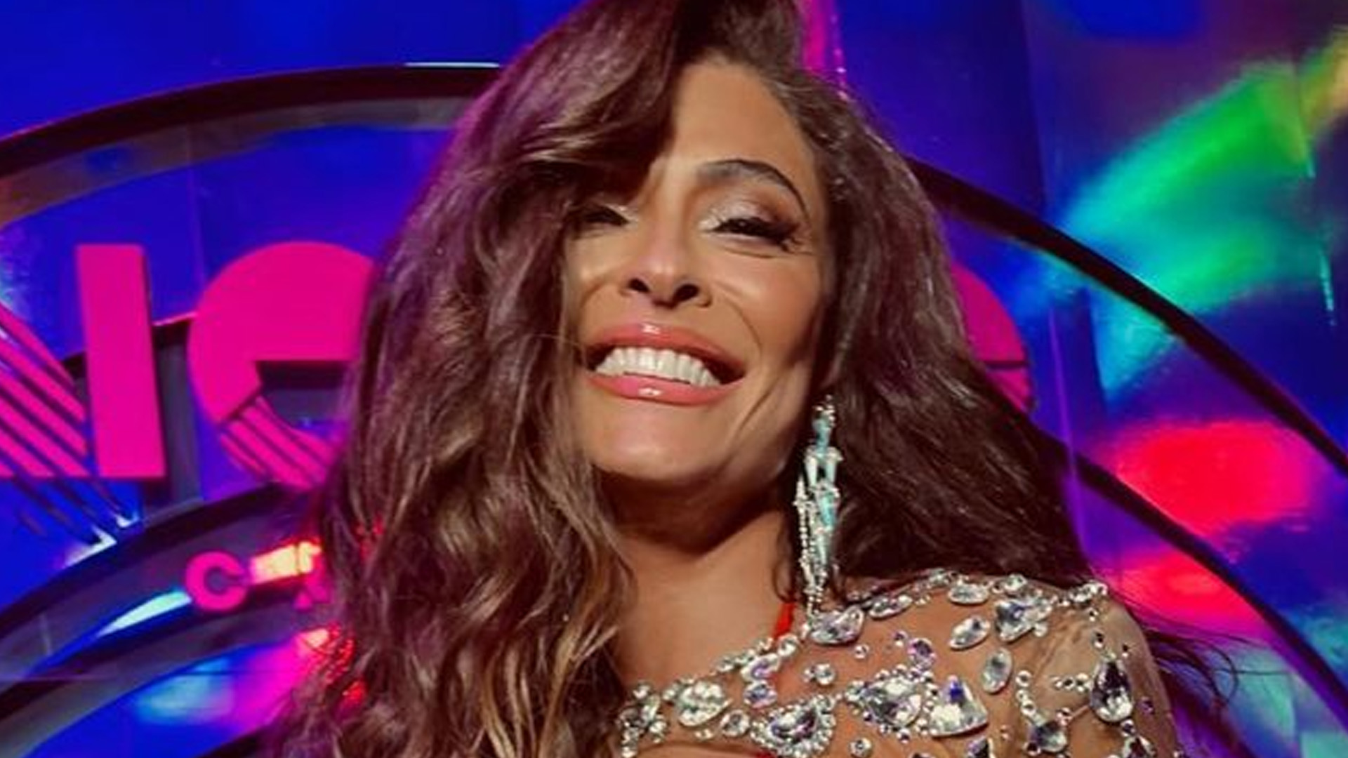 Juliana Paes mostra barriga trincada em camarote: “Onça tá diferente”