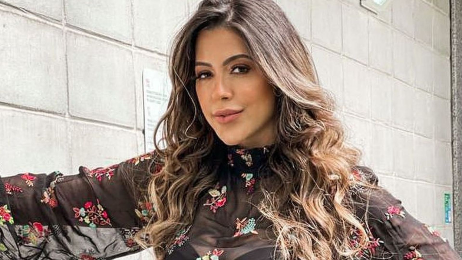 Ex-BBB Laís Caldas aposta em vestido transparente para o ‘Dia 101’: “Mulherão”