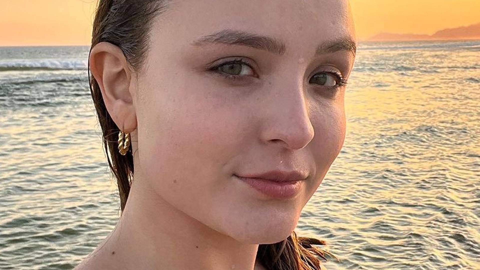 Larissa Manoela exibe decotão de biquíni e seguidores babam: “Princesa da praia”