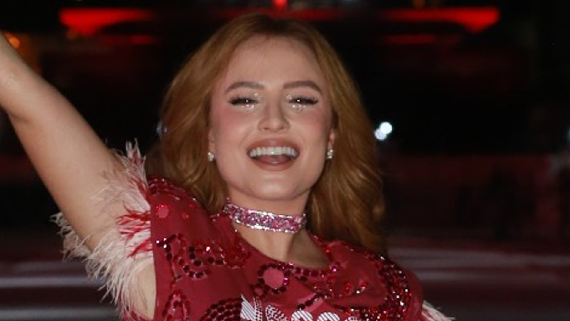 Larissa Manoela aparece de top e shortinho brilhantes na Sapucaí: “Deusa”