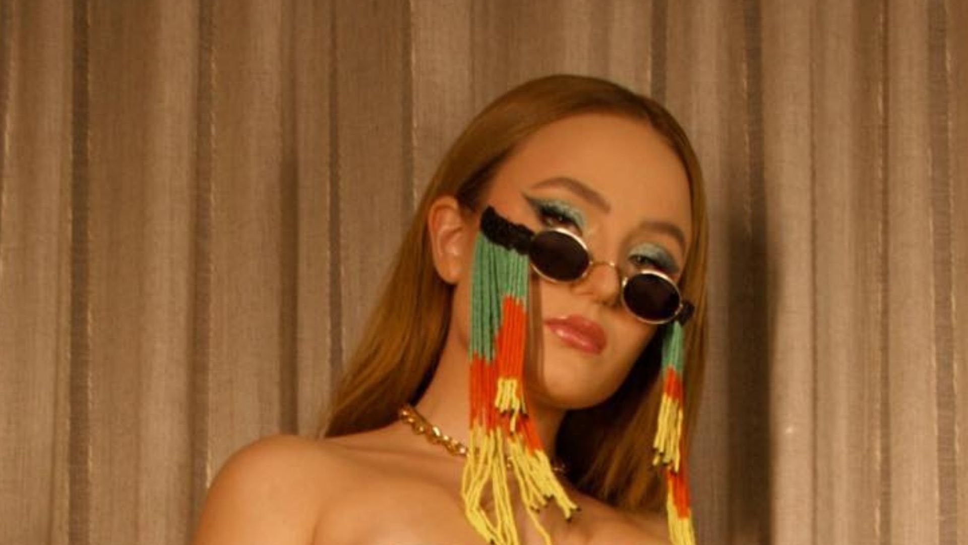 Larissa Manoela posa com calça toda aberta e deixa escapar peça íntima: “Estilo”