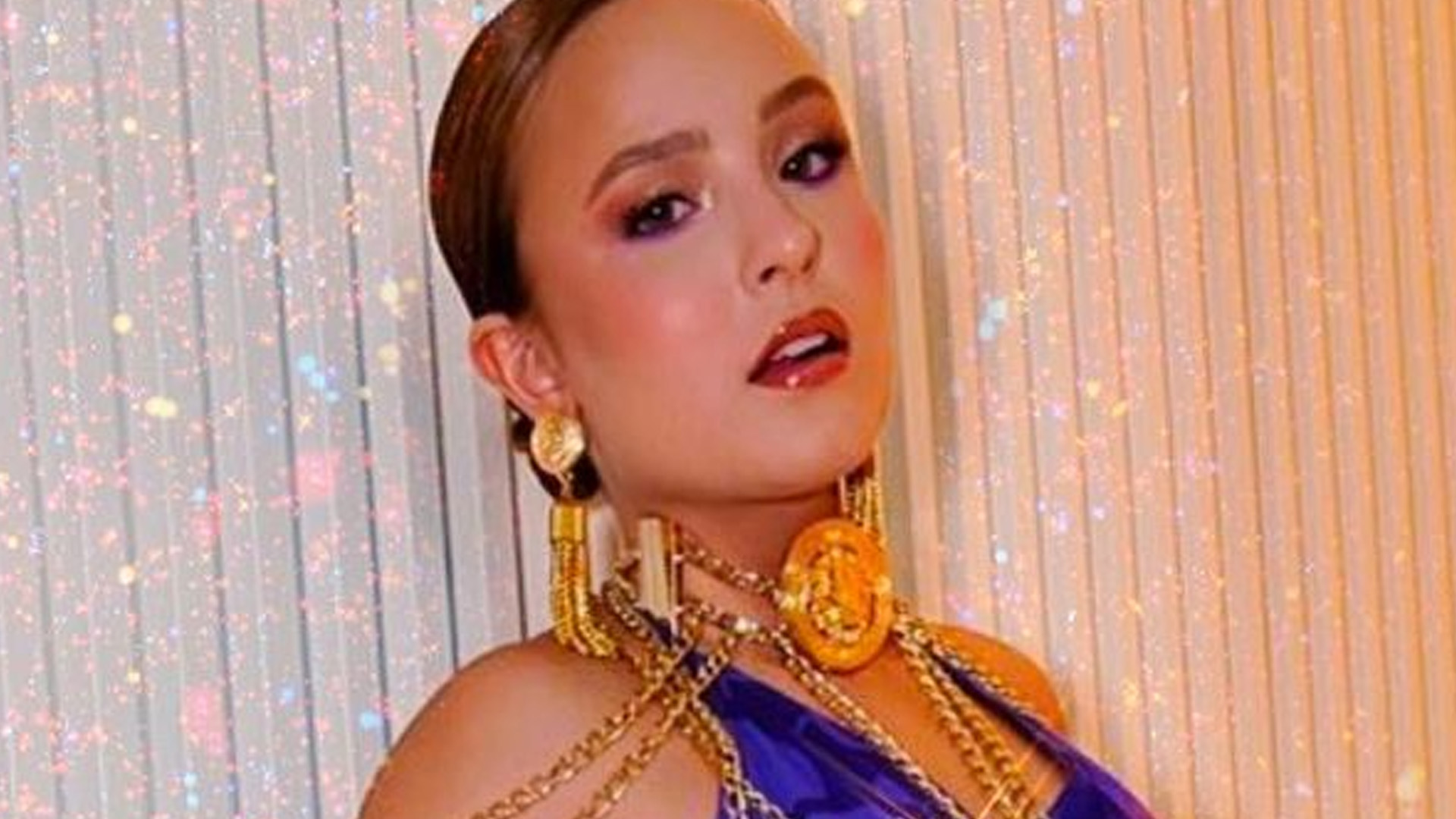 Larissa Manoela usa body cavado e mais nada em camarote de Carnaval: “Gostosa”