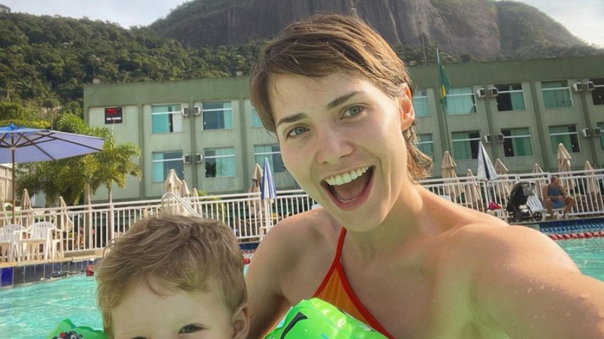 Letícia Colin posa com o filho e semelhança impressiona fãs: “Sua miniatura”