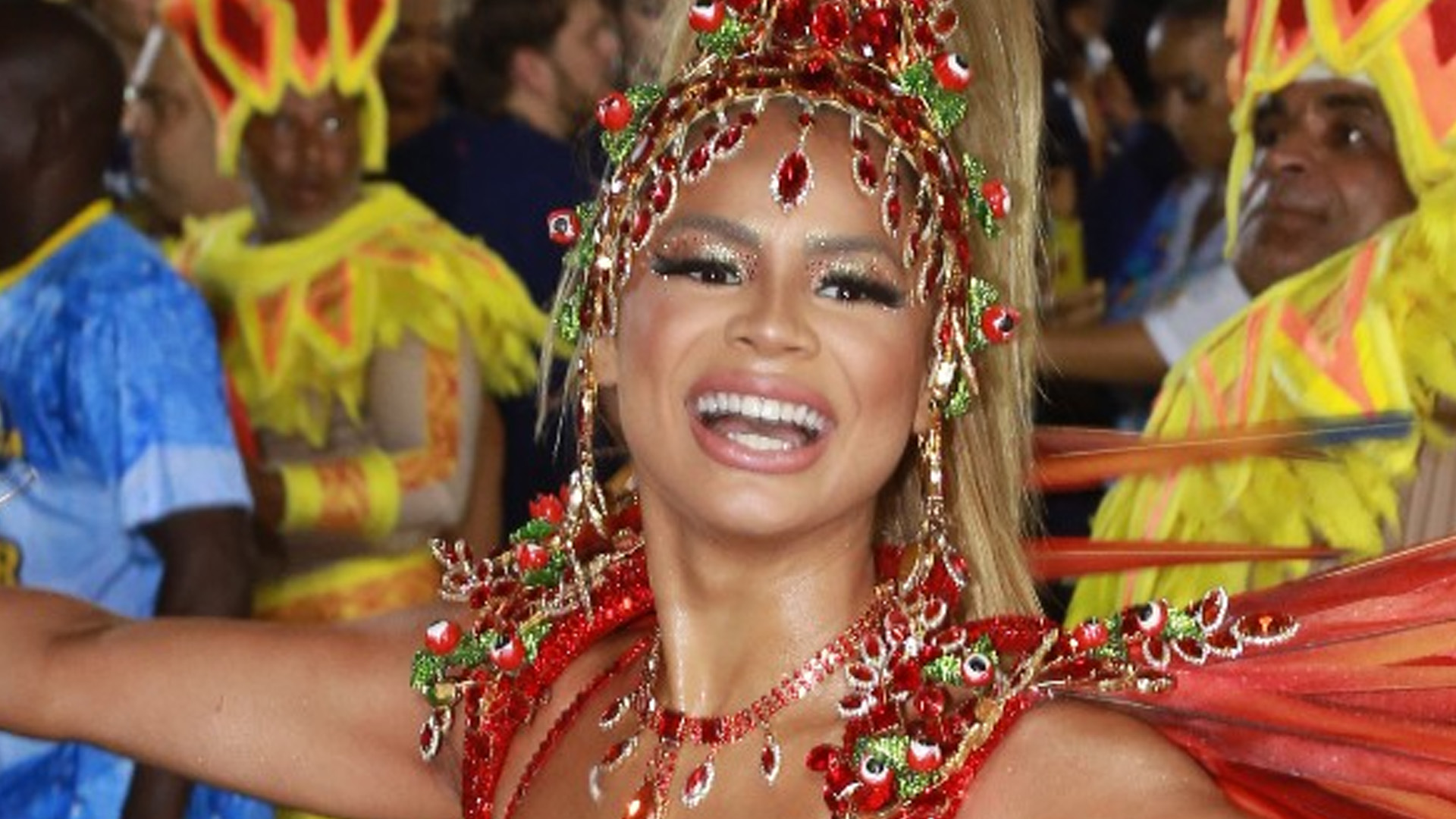 Lexa deixa fantasia no limite de mostrar demais e arrasa na Sapucaí