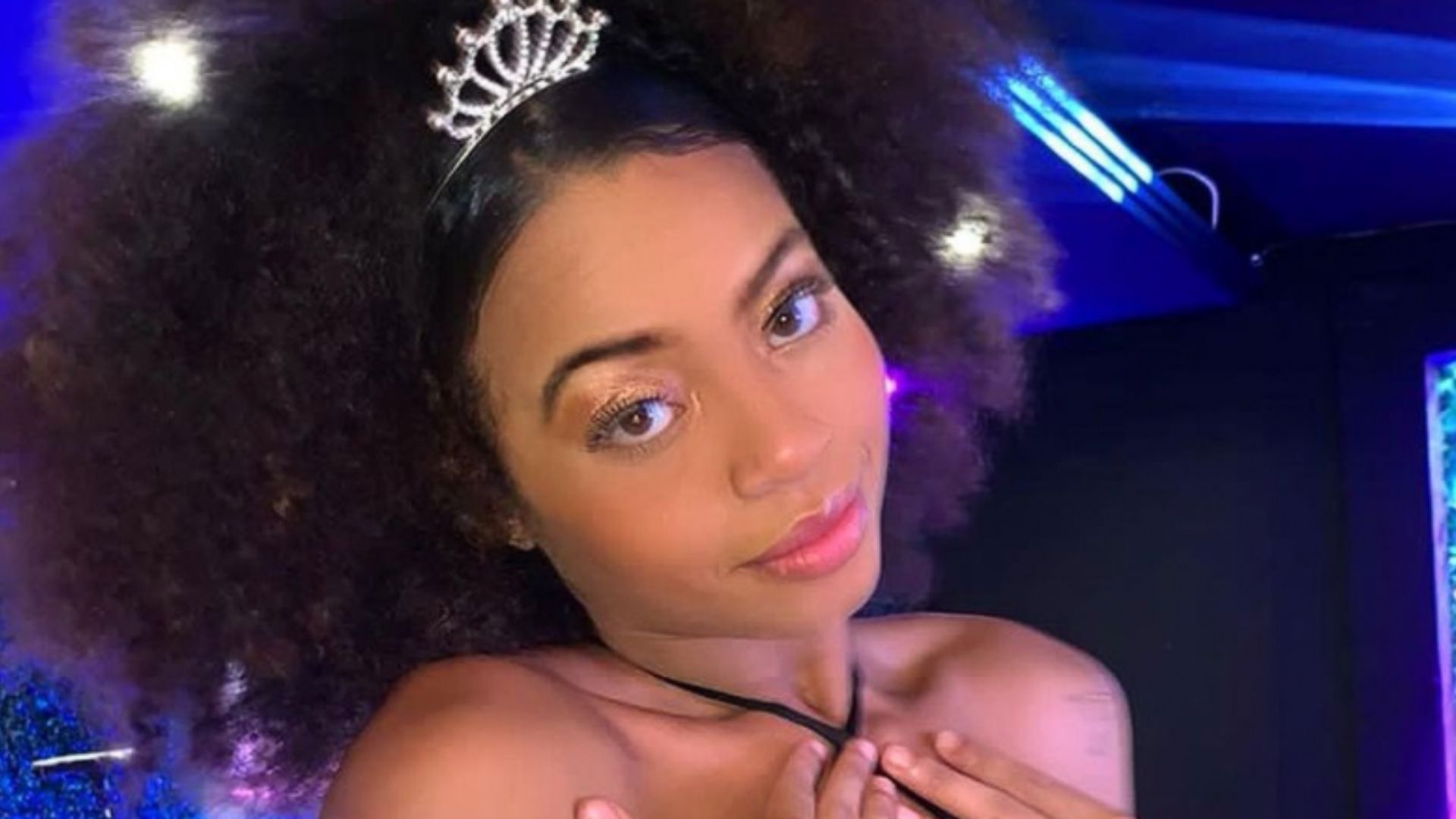 Filha de Dudu Nobre e Adriana Bombom faz charme de top e minissaia: “Esplêndida”