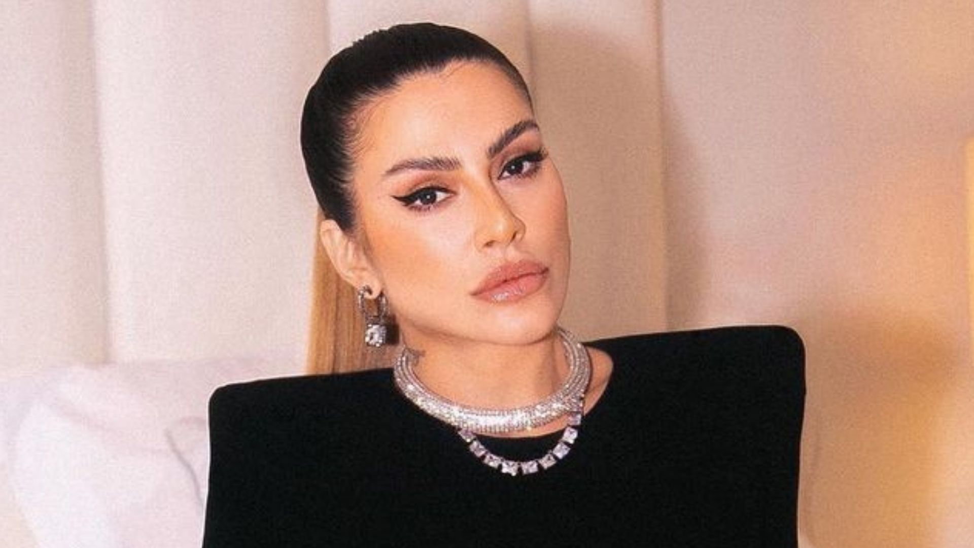 Na cama, Cleo sensualiza de vestido luxuoso e ostenta coxas fartas: “Rainha”