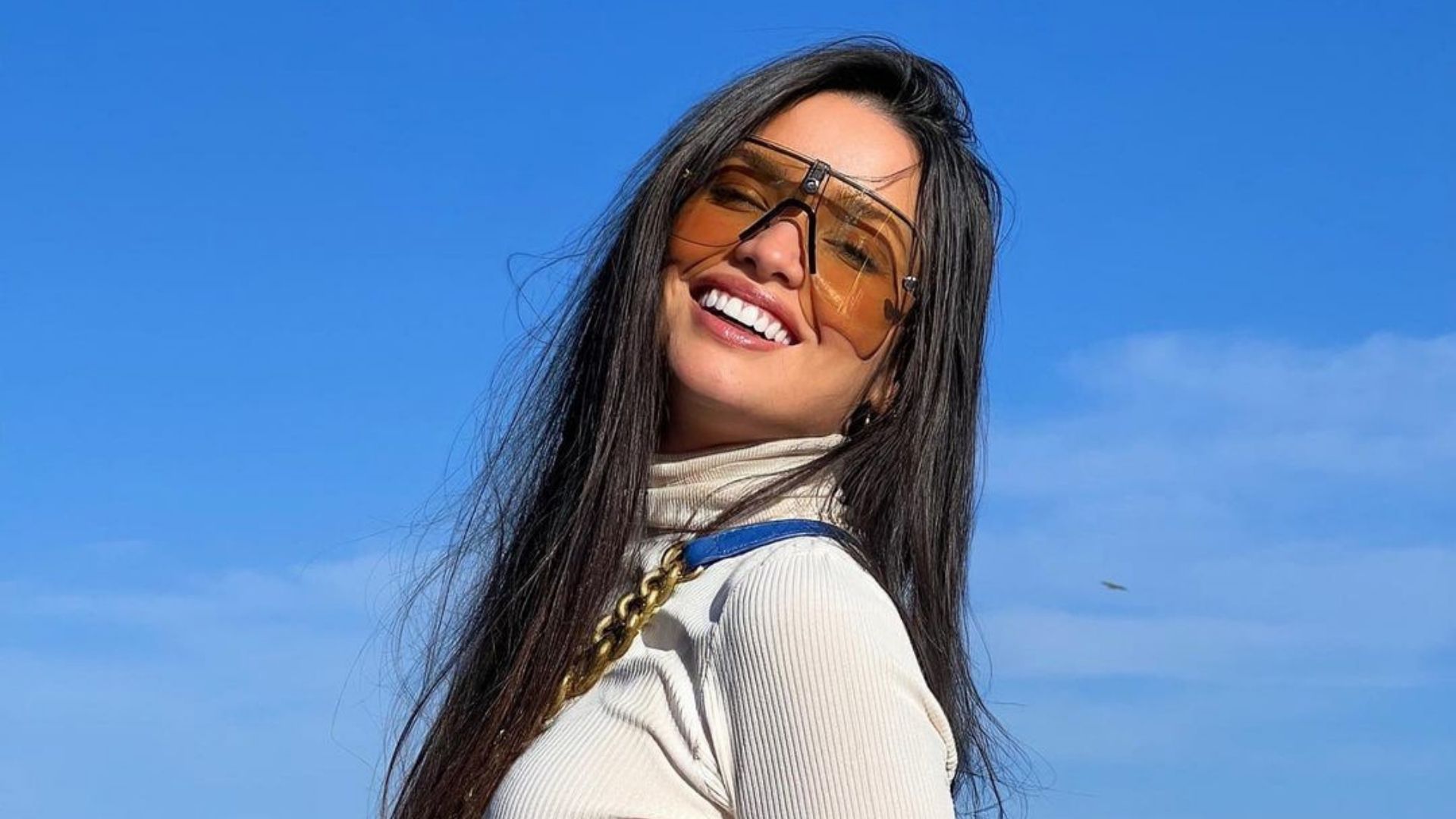 Ex-BBB Juliette causa em look branco e ostenta pernões torneados: “Deusa”