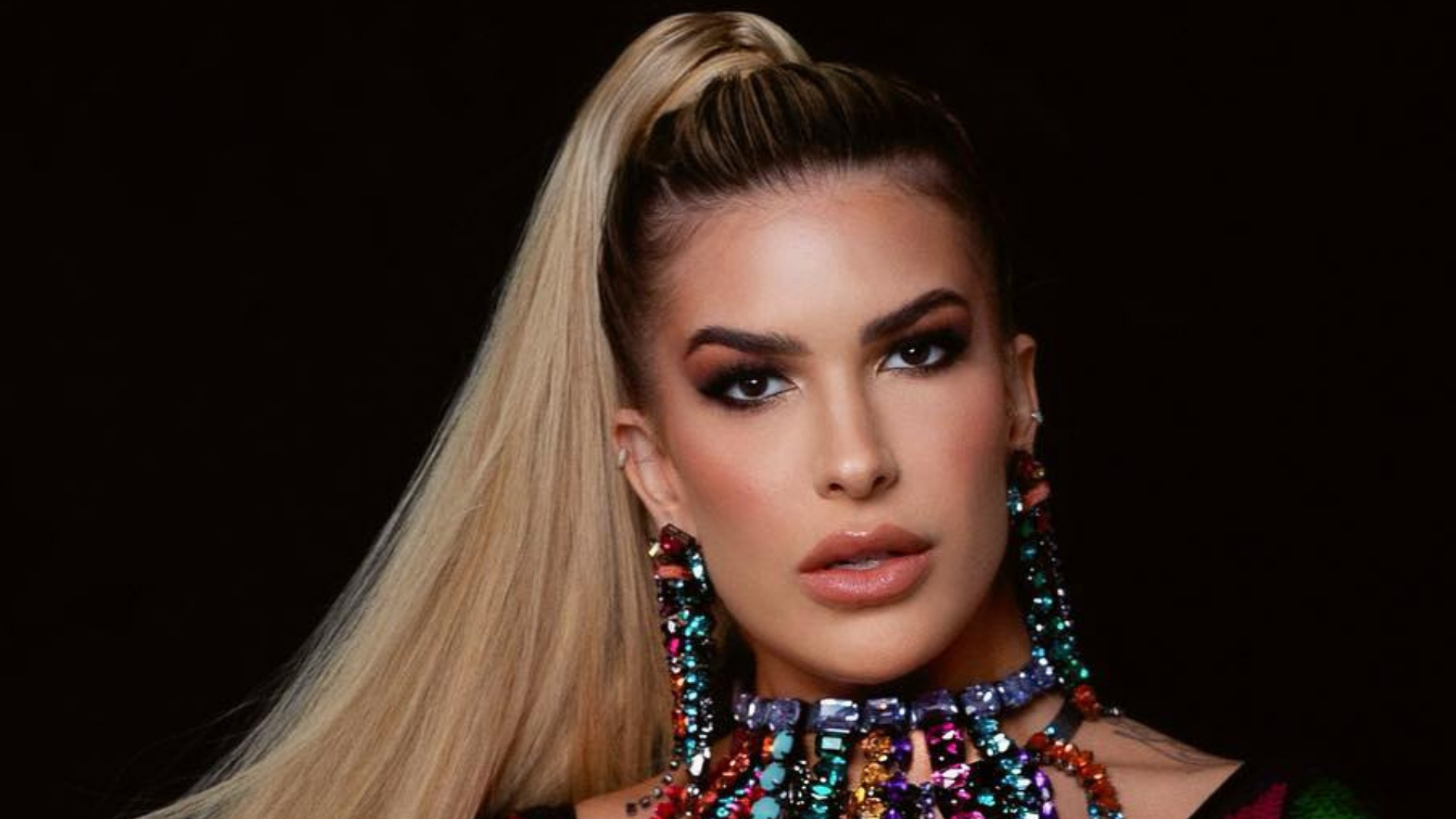 Lore Improta posa com look cavadíssimo de Carnaval e ostenta curvas: “Deusa”