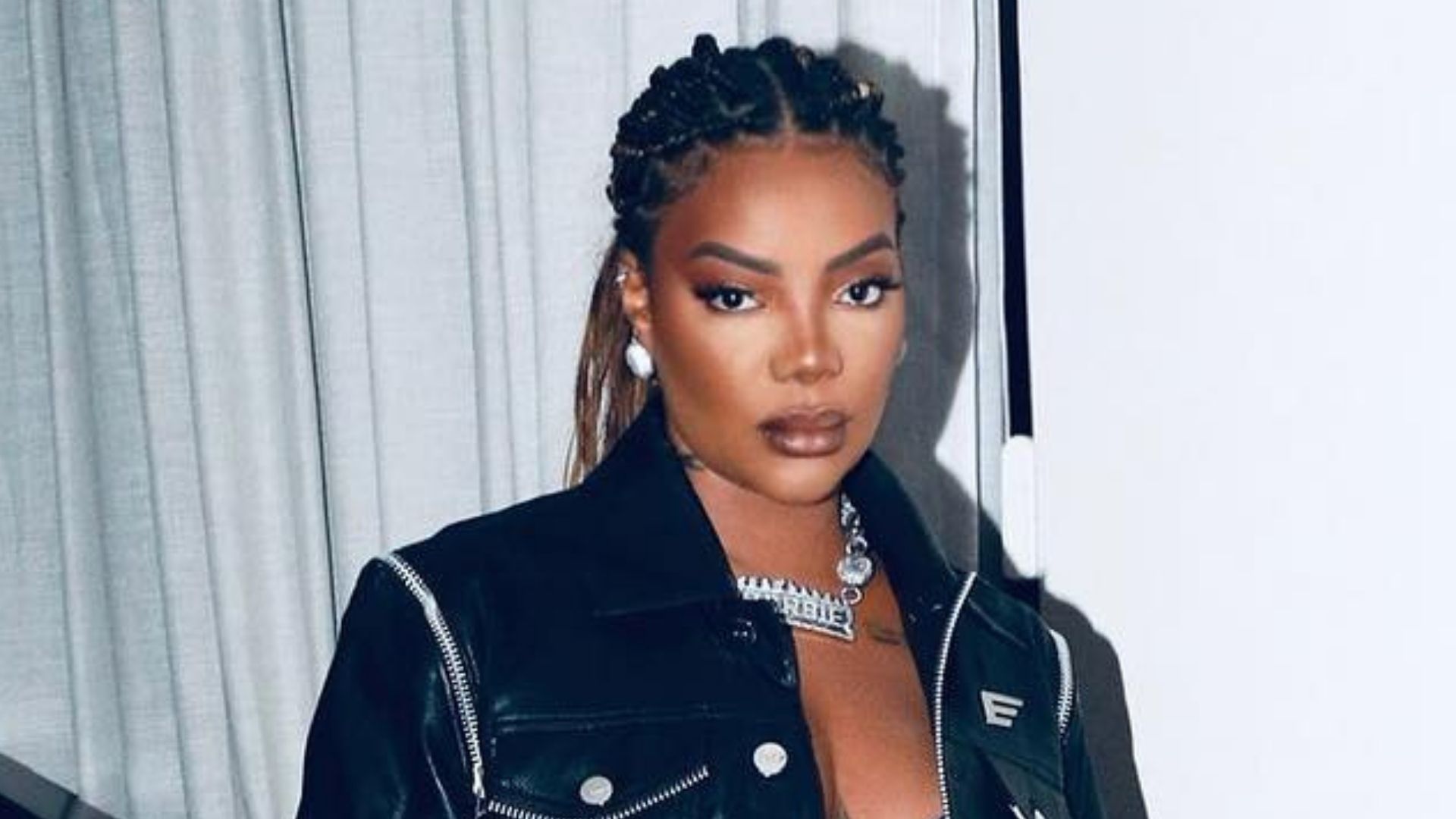 Atrevida! Ludmilla escolhe look todo preto com top e saia justinha: “Rainha”