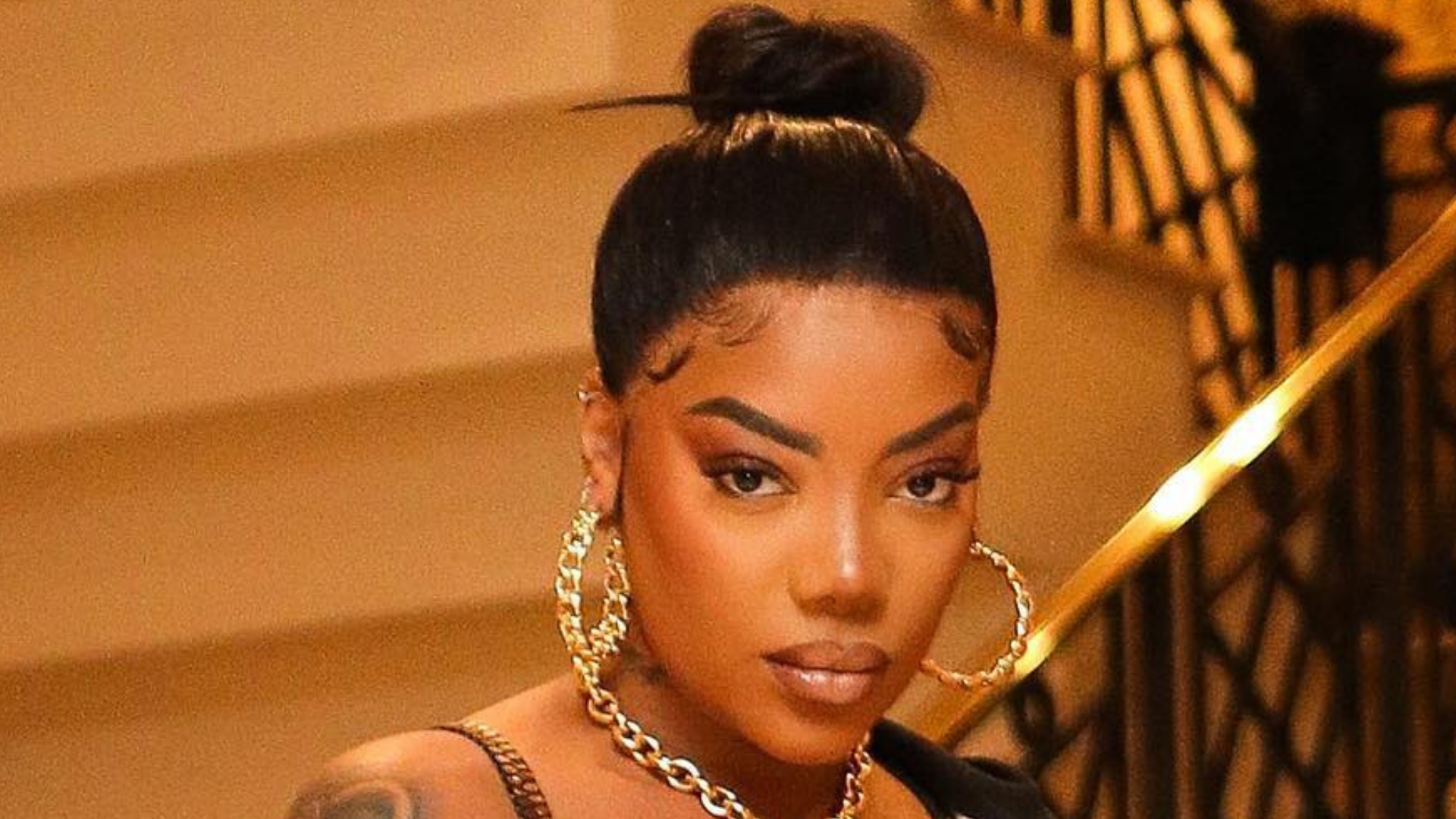 Ludmilla surge com look extravagante e exibe barriga sarada: “Poderosa”