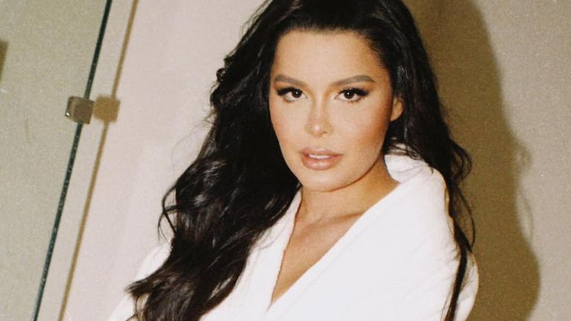 Maraisa posa só de roupão em bastidores de show e ergue perna: “Perfeita”