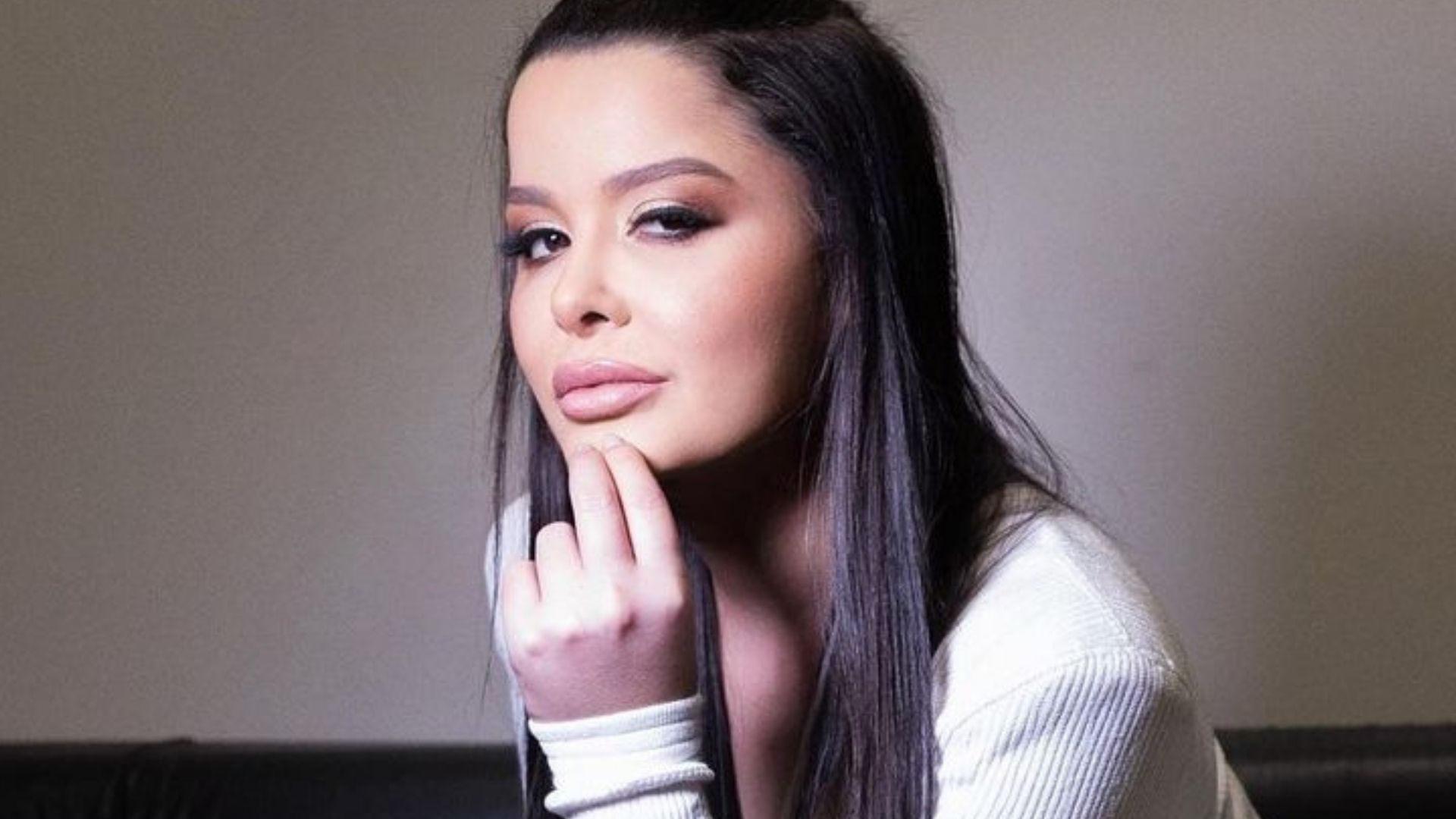 Maraísa posa com vestido justinho branco e desenha cinturinha: “Perfeita”