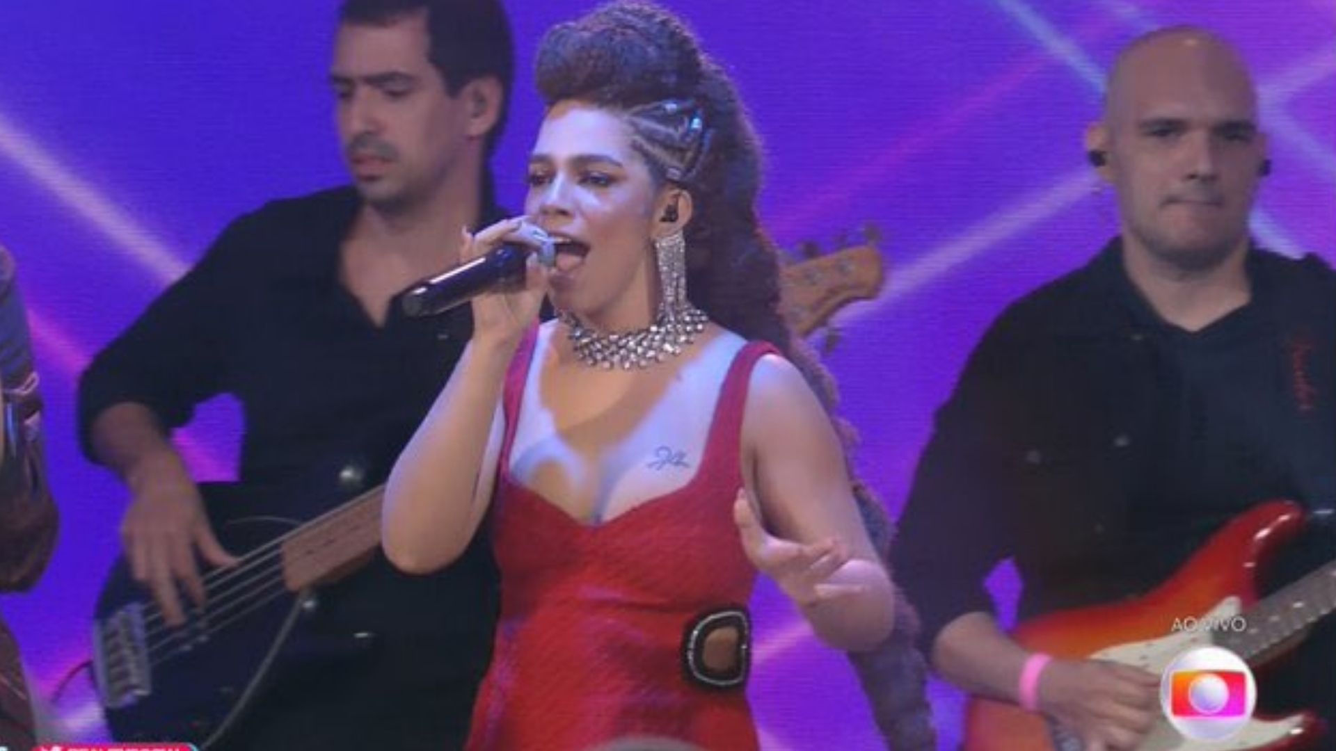 Maria lamenta erros técnicos ao cantar na final do BBB22: “Desculpa de novo”
