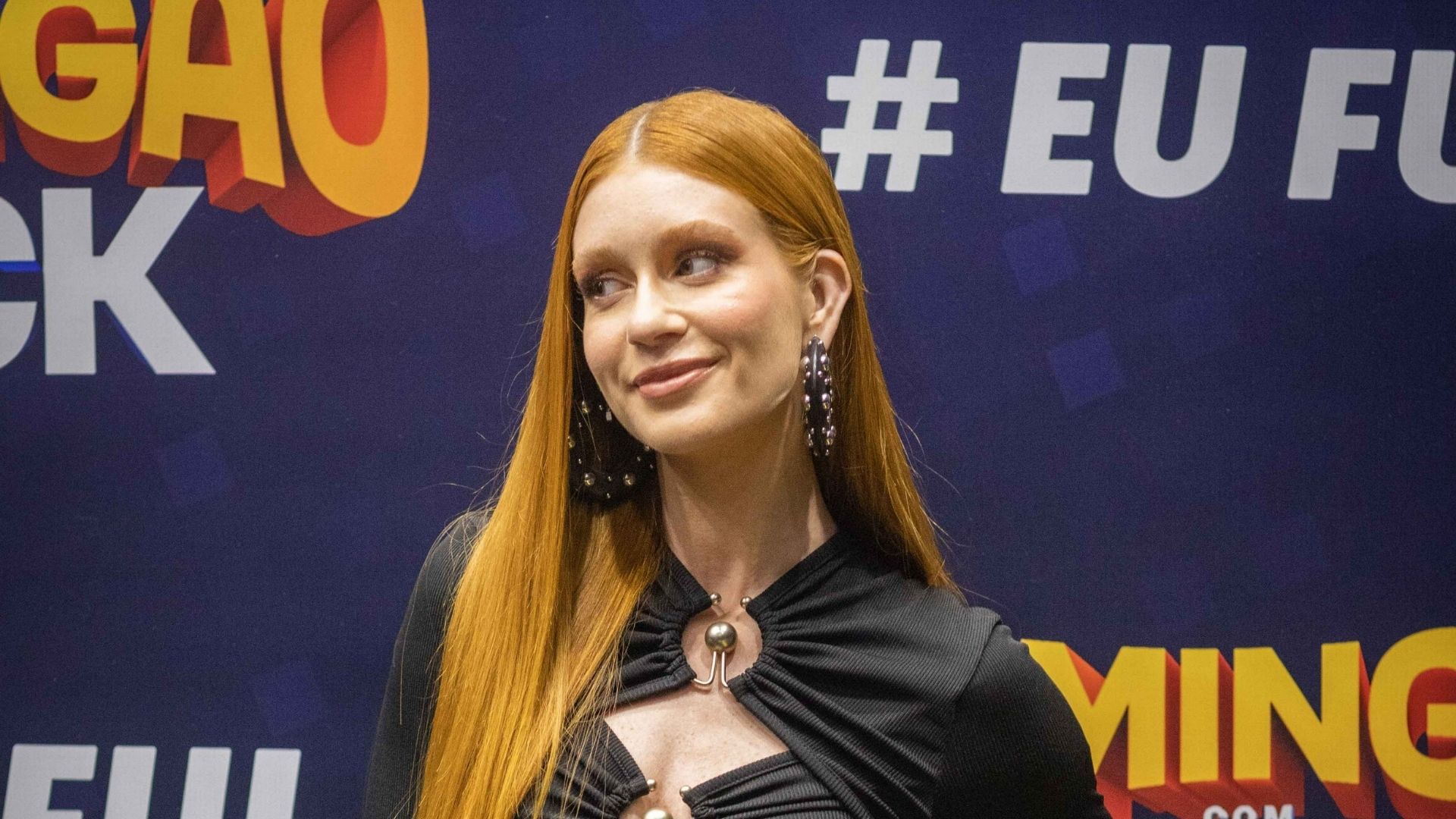Sem sutiã, Marina Ruy Barbosa causa no ‘Domingão’ com pretinho nada básico