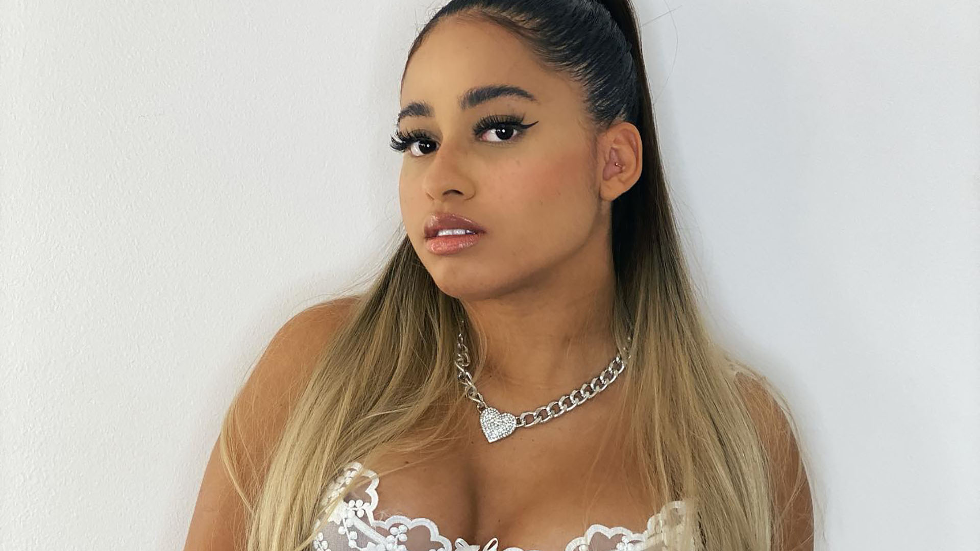 Só de lingerie, MC Loma mostra barrigão de quatro meses e se derrete: “Apaixonada”