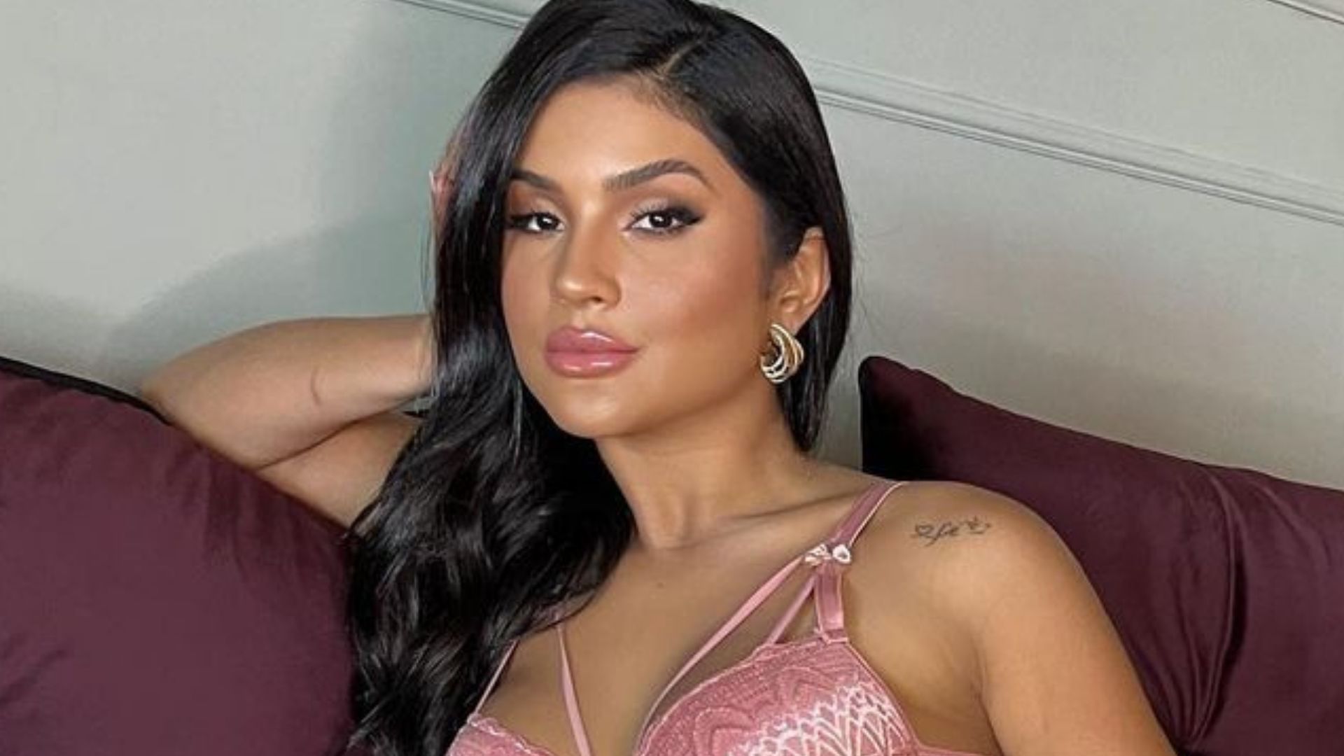 Mileide Mihaile sensualiza com lingerie rendada e corpão atrai olhares: “Musa”