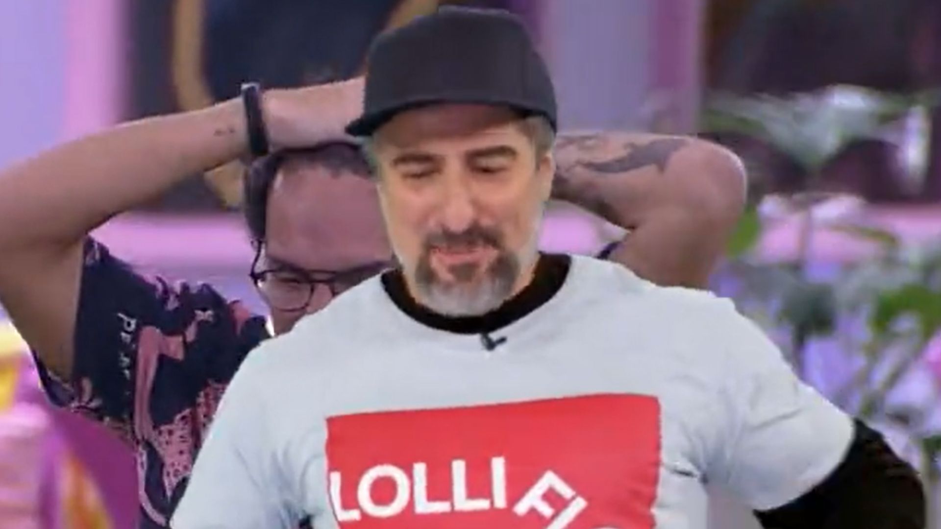 BBB22: Marcos Mion provoca quarto lollipop com camiseta e web reage: “Vergonha”