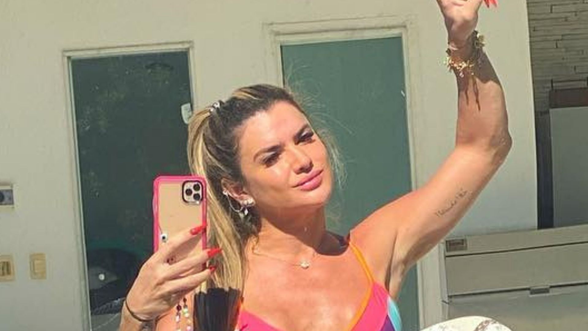 Mirella Santos posa de biquíni fio-dental em mansão e curvas impressionam: “Musa”