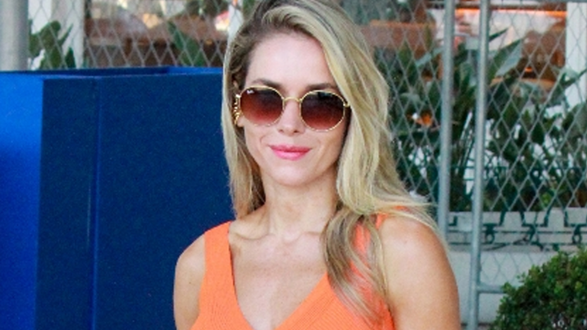 Monique Alfradique aposta em vestido com recorte amplo e celebra 36 anos