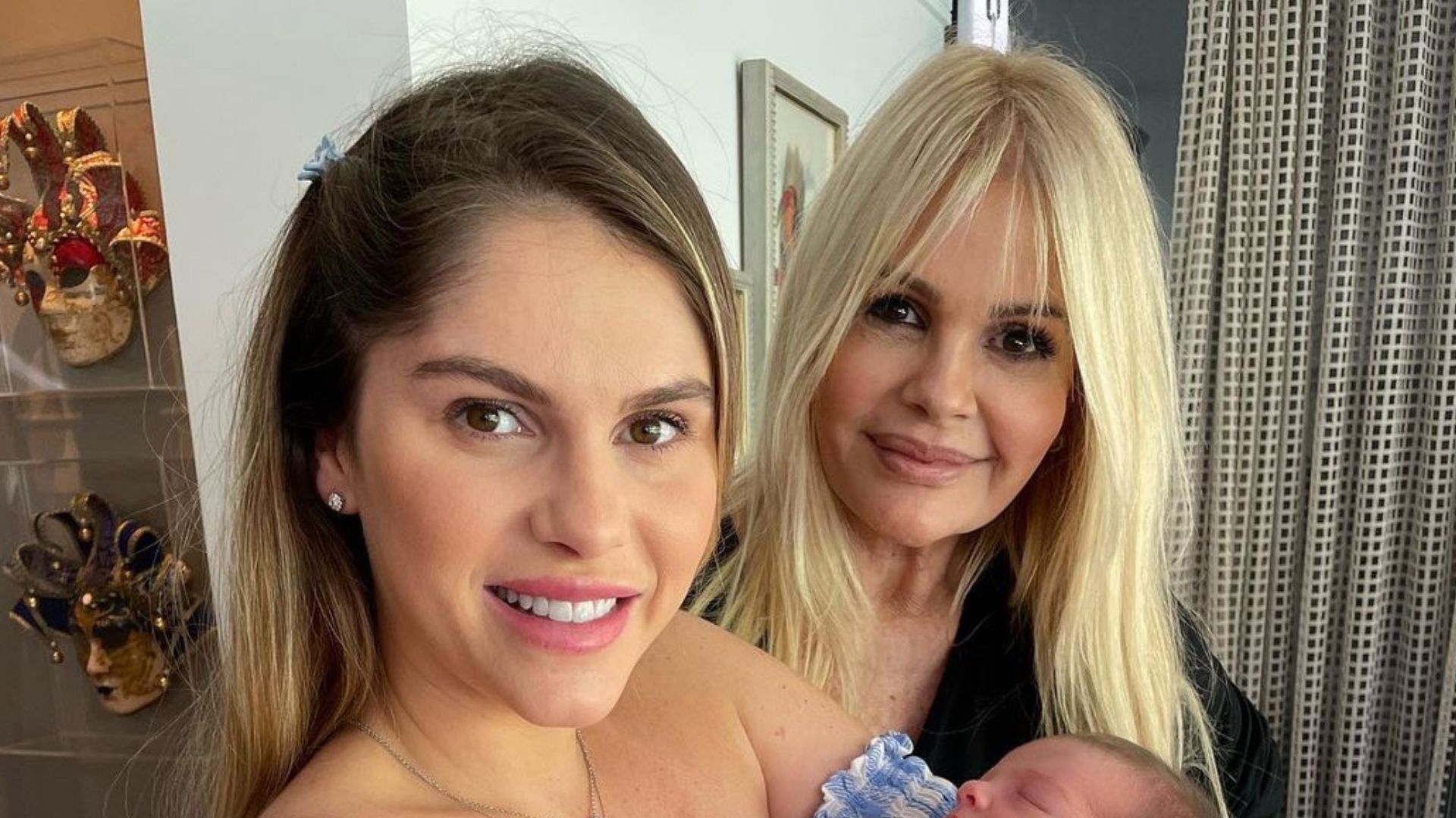 Monique Evans se derrete de amor ao conhecer a netinha: “Três gerações”