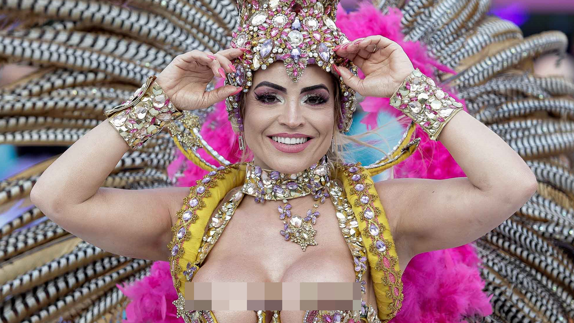 Musa da Acadêmicos do Sossego fica com seios à mostra após acidente com fantasia