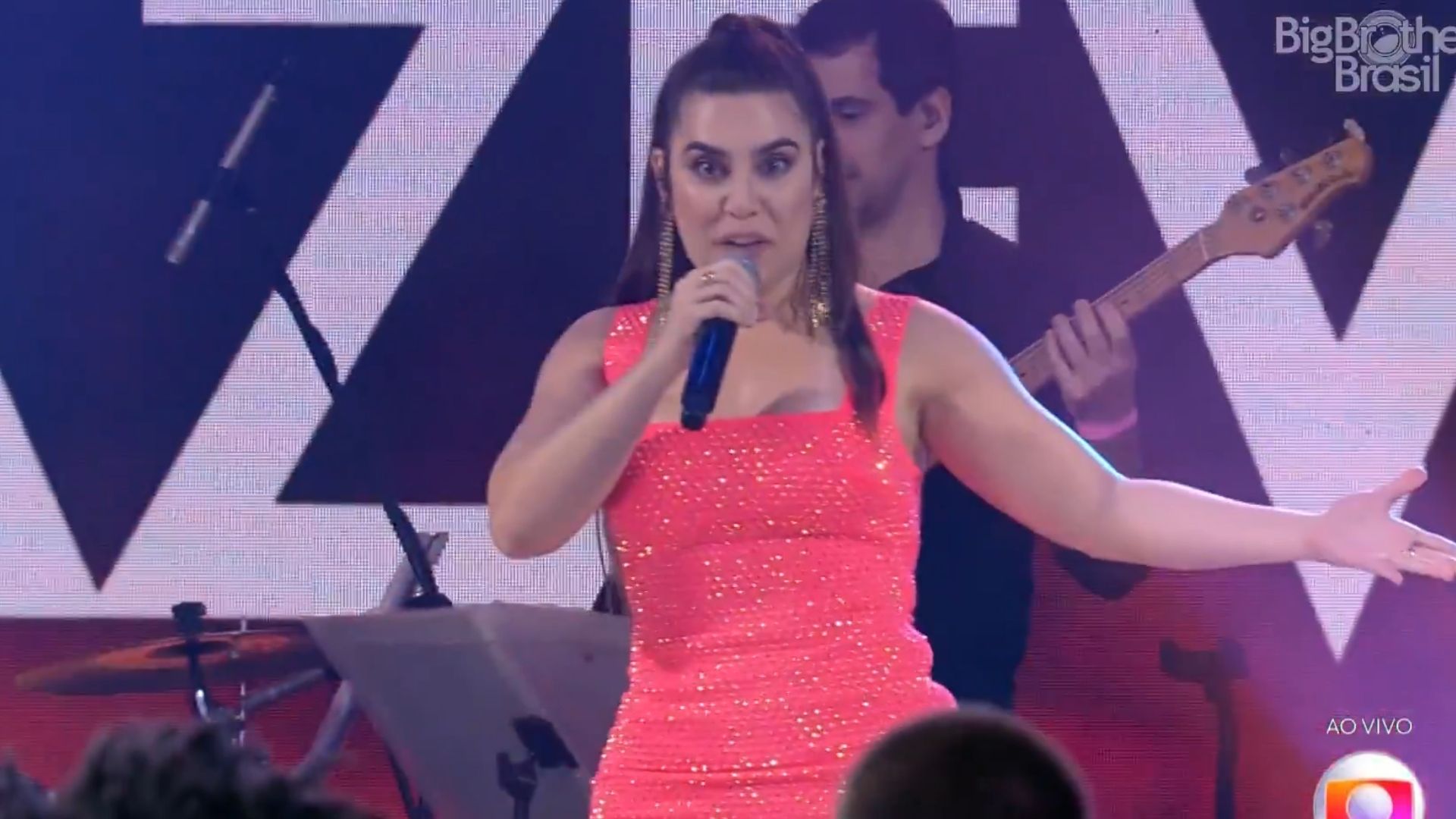 Naiara faz piada com brothers ao cantar na final do BBB22: “Cada um dá um jeito”
