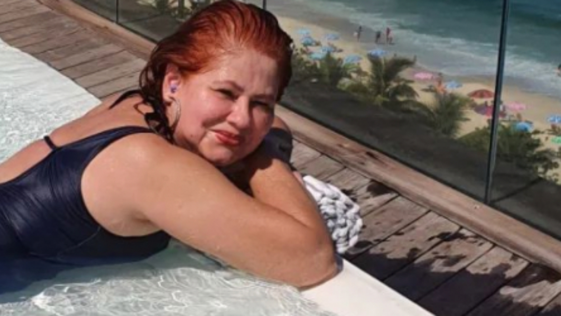 Aos 55 anos, Narjara Turetta choca com cliques de maiô cavadíssimo: “Inspiração”