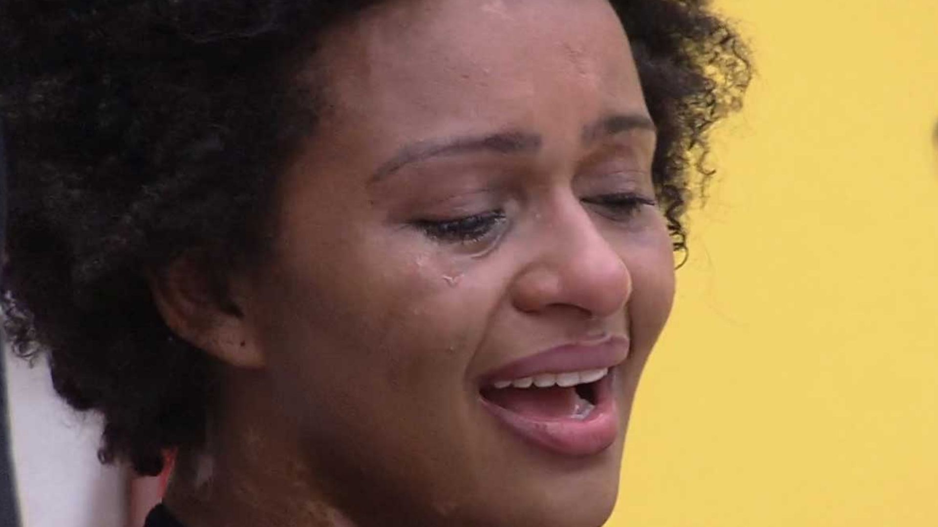 BBB22: Natália cai no choro e implora perdão para brother: “Sei que sou grossa”