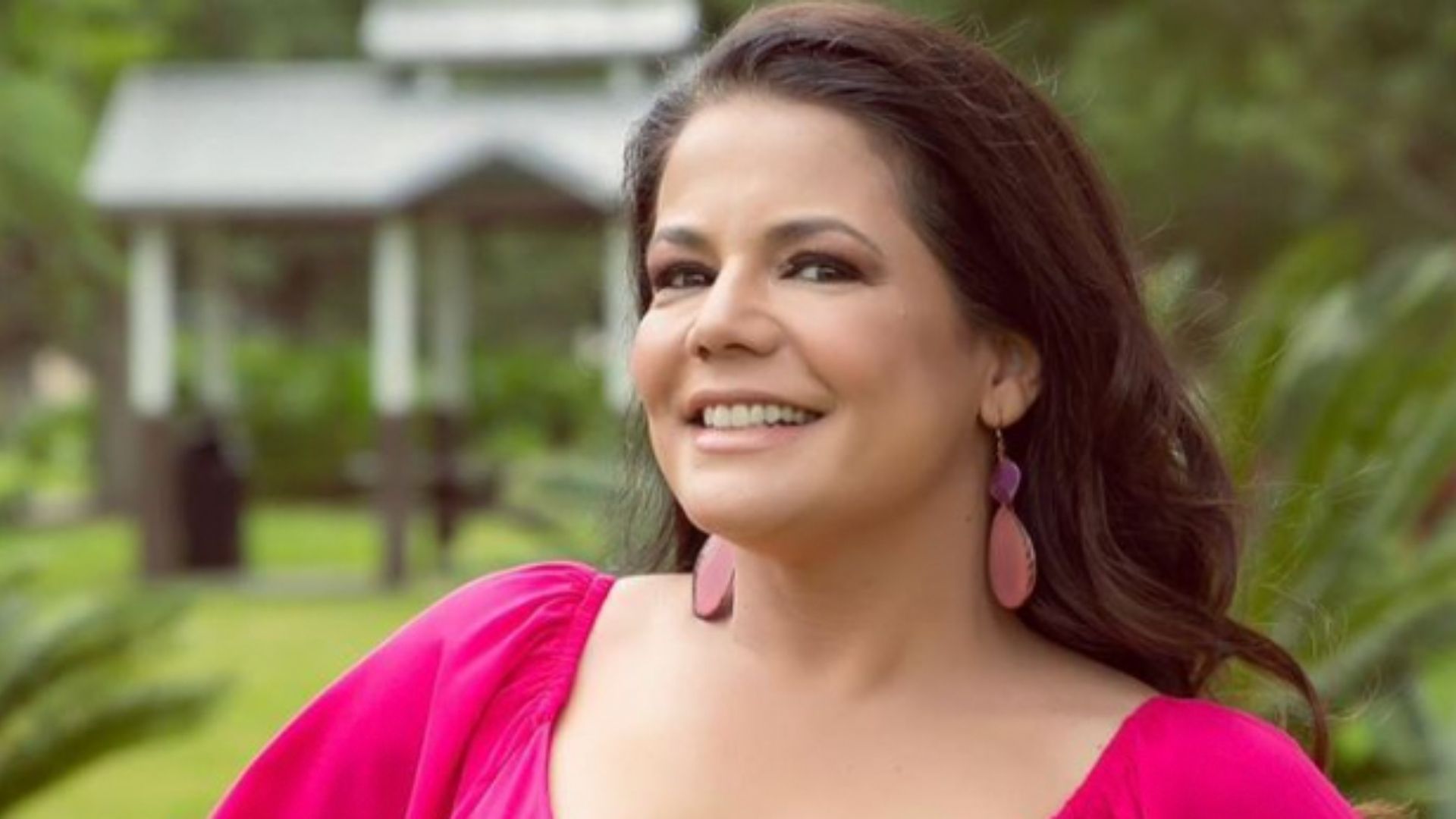 Aos 48 anos, Nívea Stelmann ousa no look e deixa barriga de fora: “Poderosa”