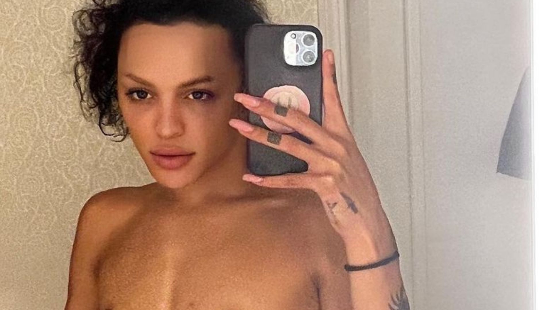 Pabllo Vittar posa completamente nua e esconde o necessário com toalha: “Fogosa”