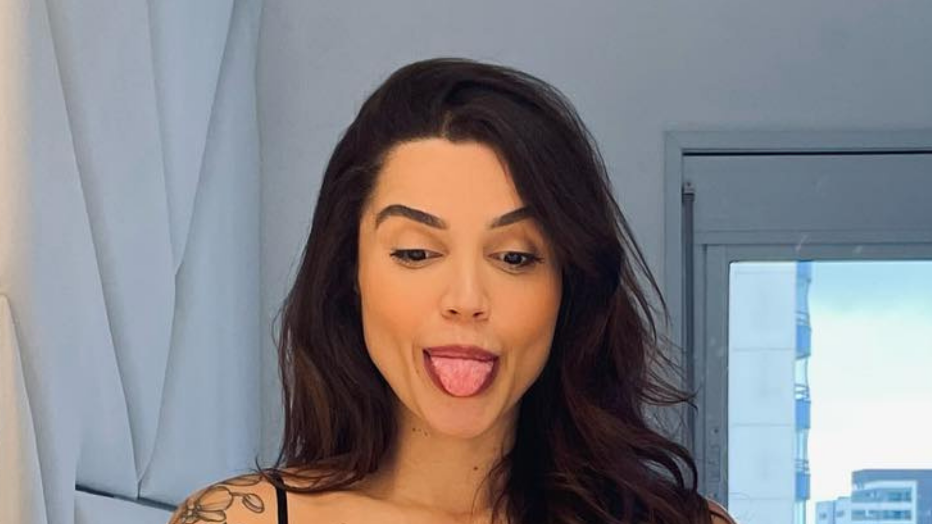 Ex-BBB Paula Amorim exibe barrigão no sétimo mês de gravidez e celebra: “Delícia”