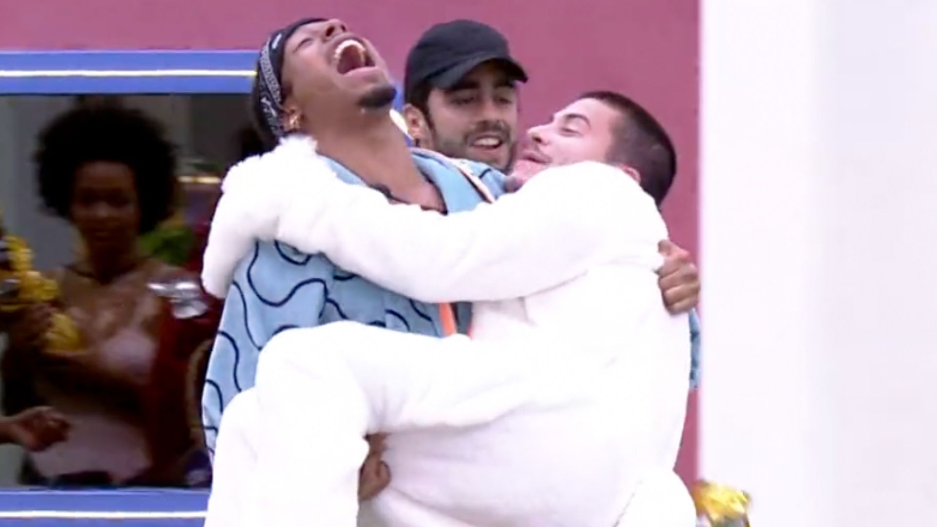 BBB22: Paulo André surta com retorno de Arthur Aguiar e chora: “Obrigado, Brasil”