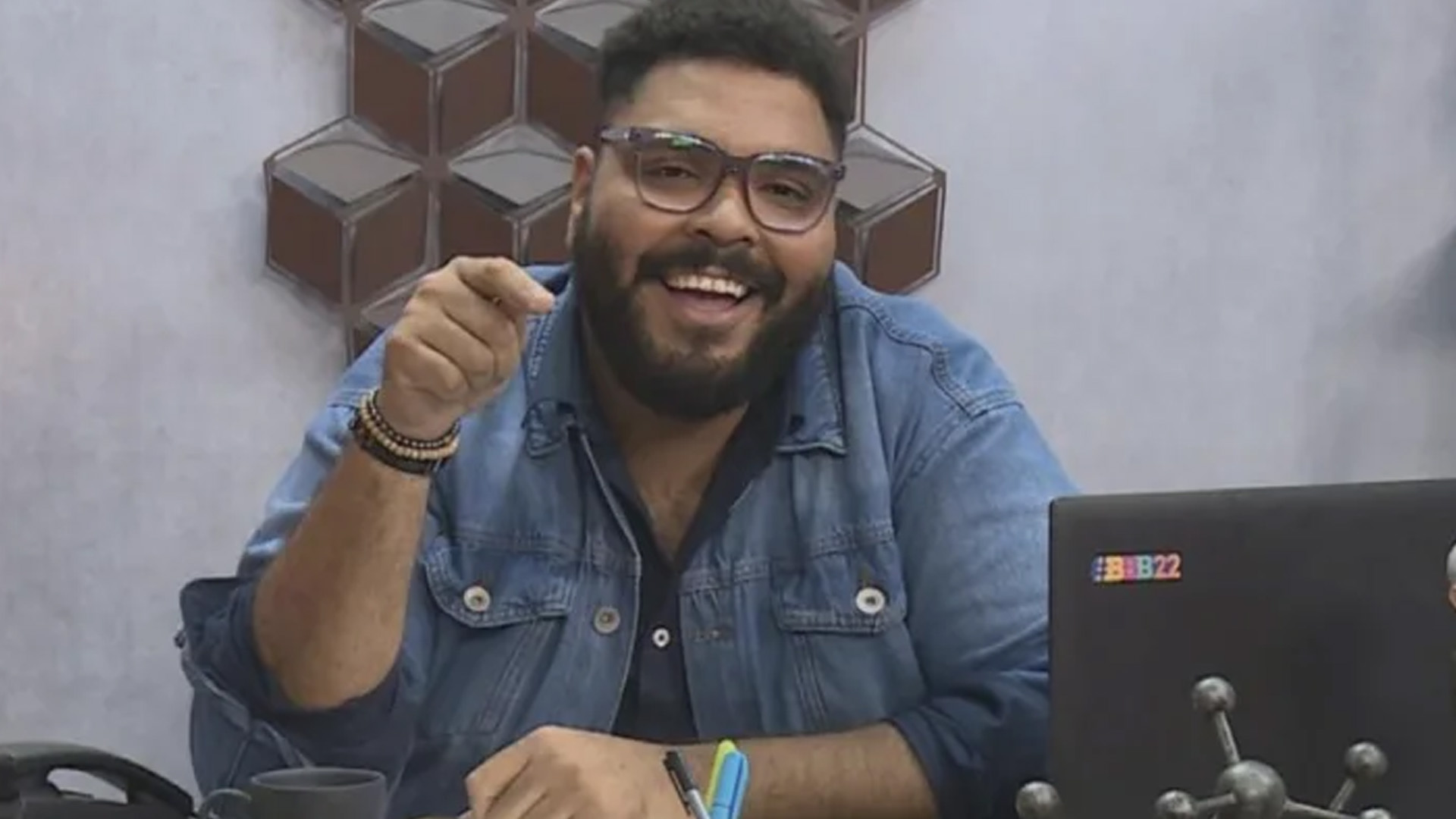BBB22: Paulo Vieira debocha da reta final do reality e causa: “Que dia acaba?”