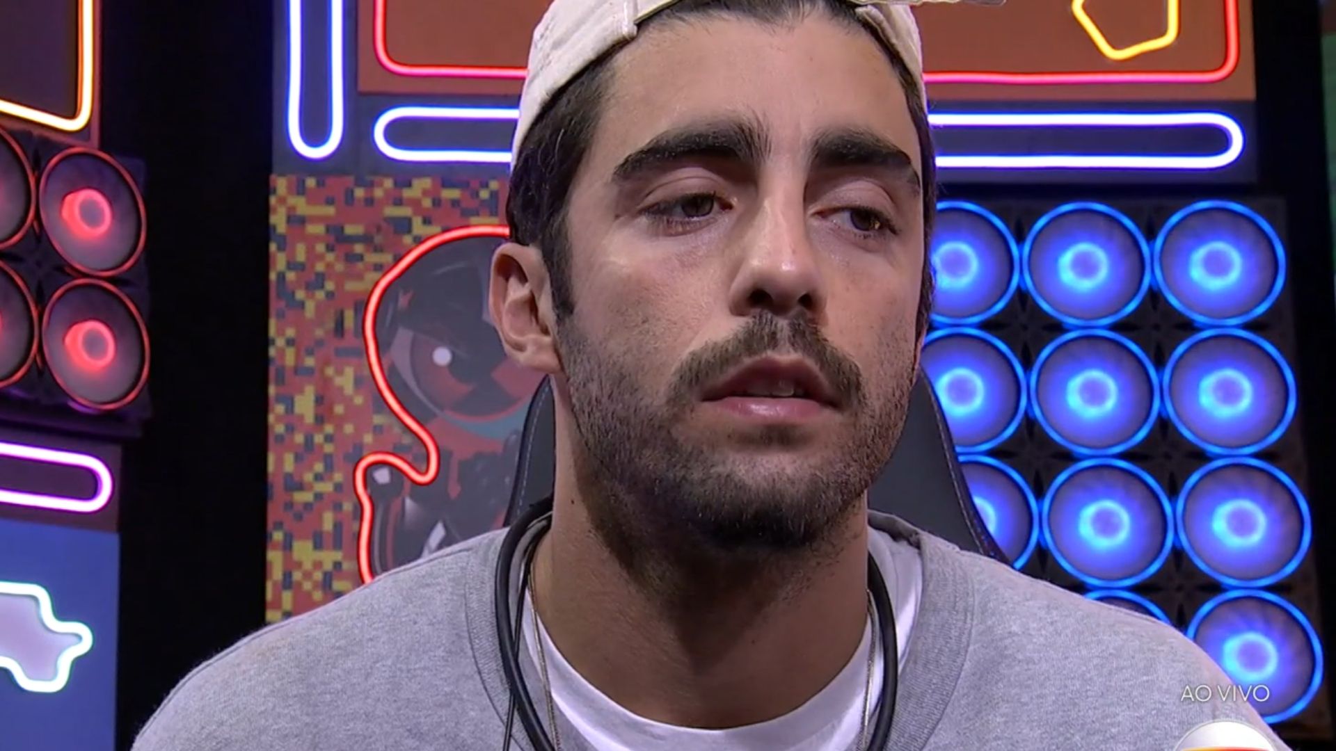 BBB22: Pedro Scooby descumpre regra grave e é punido ao vivo: “Não fala”