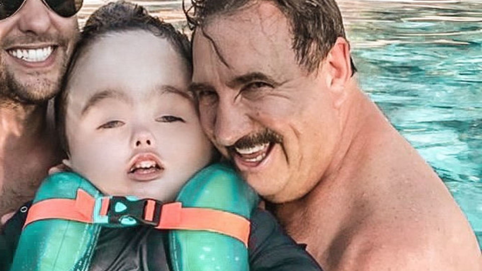 Ratinho surge em clique raríssimo com o neto e comove fãs: “Te amo”