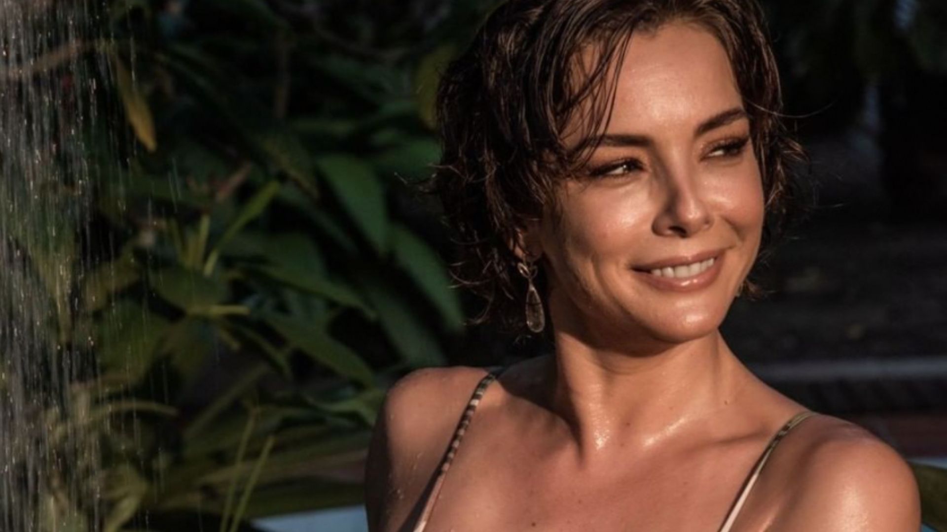Aos 43 anos, Regiane Alves toma chuveirada com biquíni fio-dental: “Belíssima”