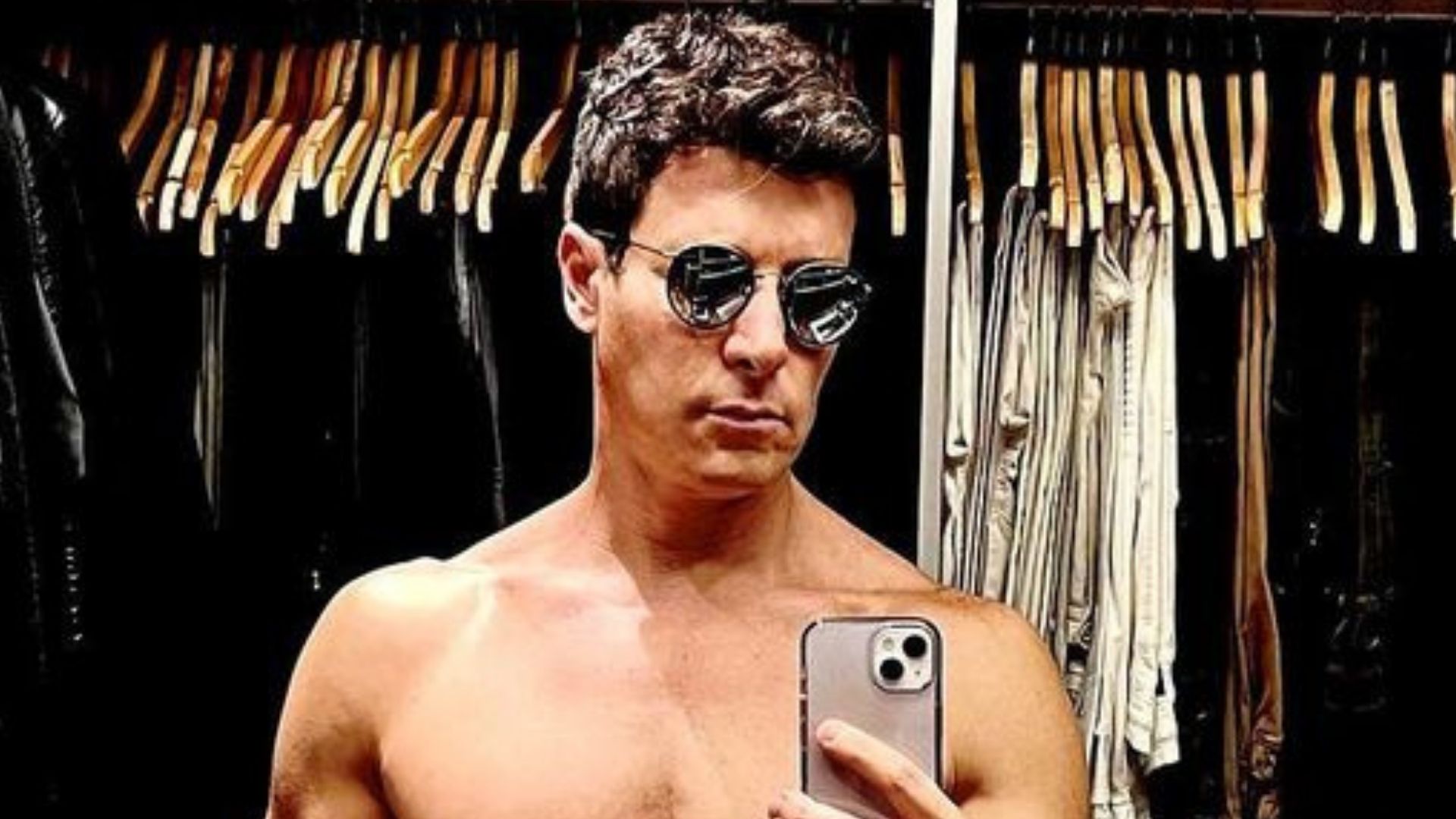 Aos 48 anos, Rodrigo Faro tira a camisa e ostenta abdome saradíssimo: “No formol”