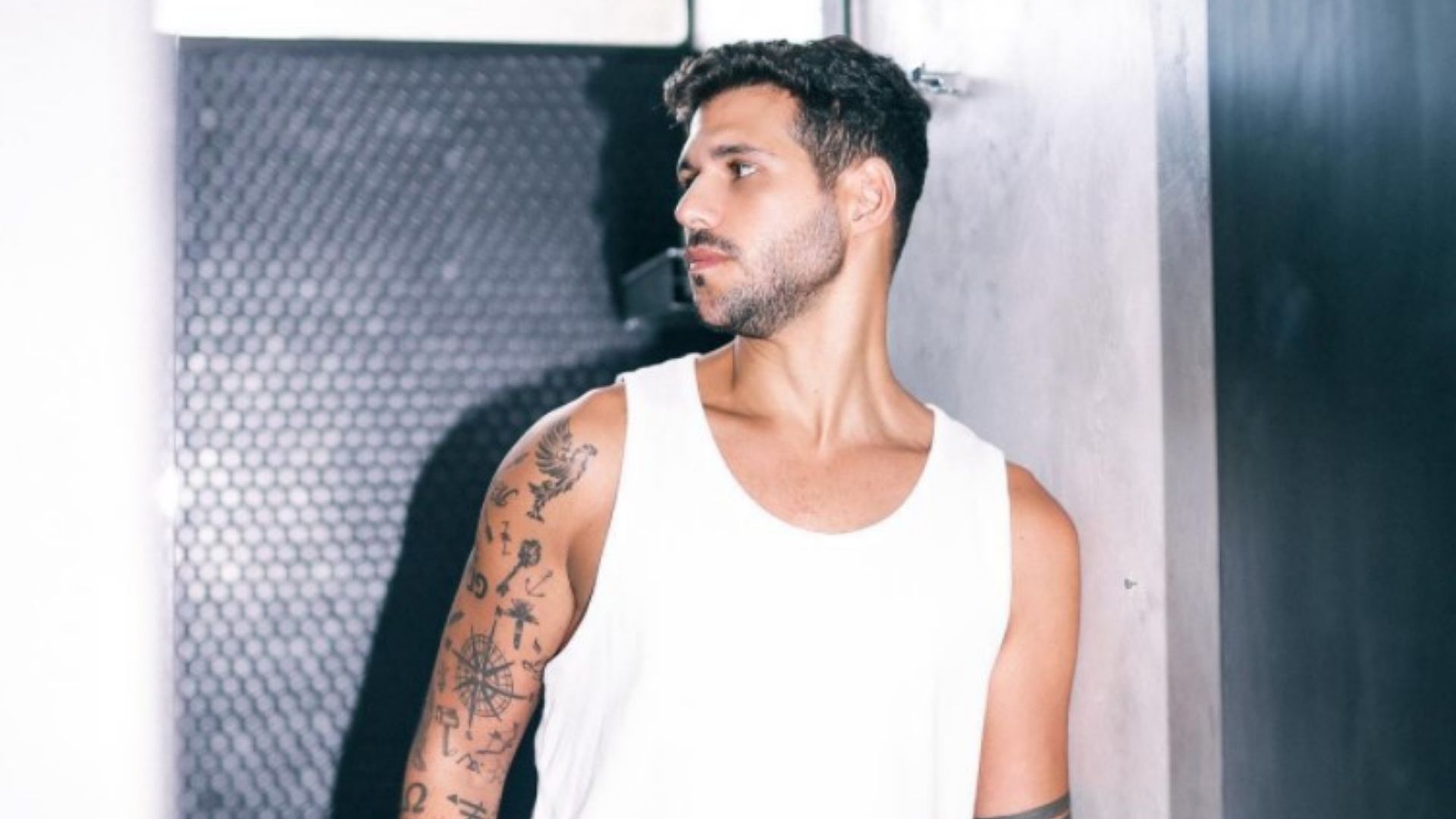 Ex-BBB Rodrigo inicia fisioterapia e faz pedido inusitado ao irmão: “Mais animado”