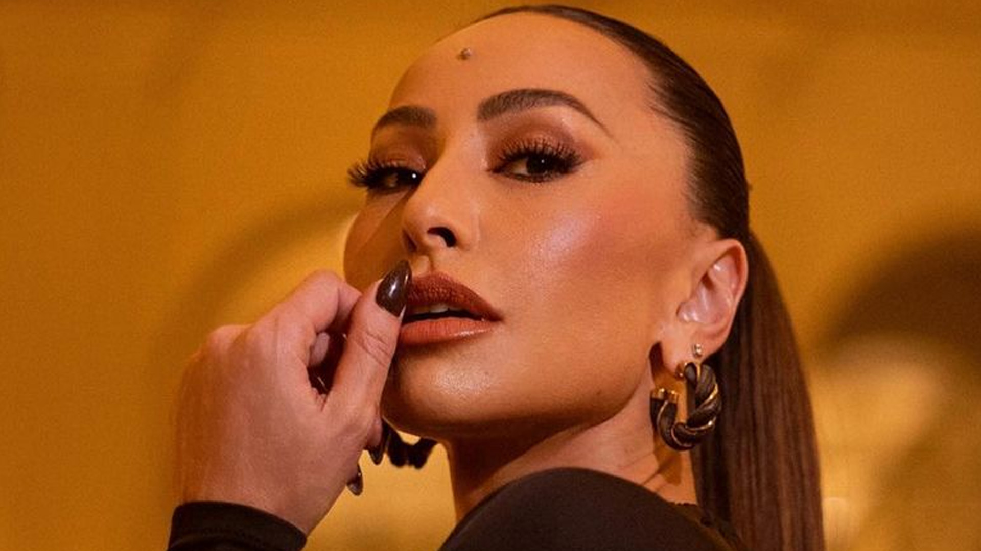 Sabrina Sato desenha corpão em vestido preto para ‘Conversa com Bial’: “Maravilhosa”