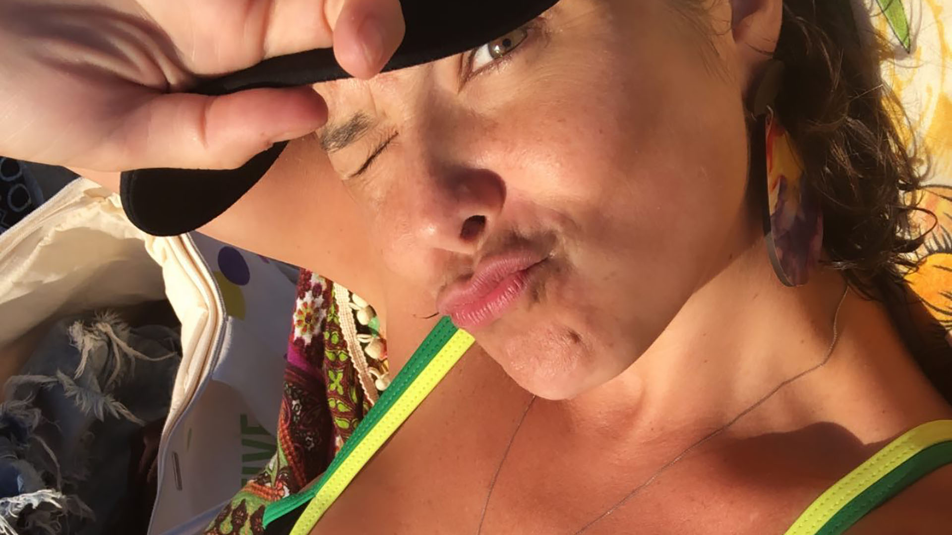 Aos 43 anos, Samara Felippo ostenta barriga chapada em biquíni decotadíssimo