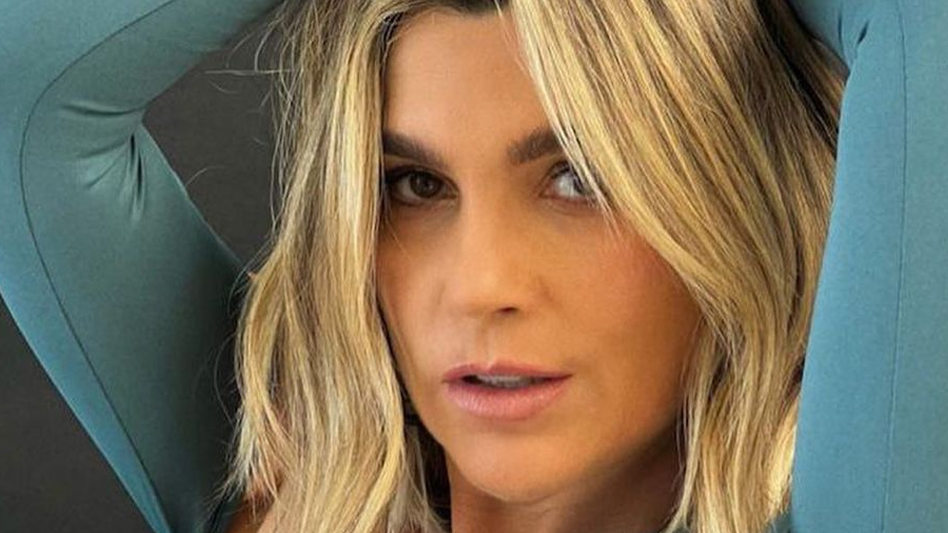 Sem sutiã, Flávia Alessandra posa com vestido recortado e decotão: “Saborosa”