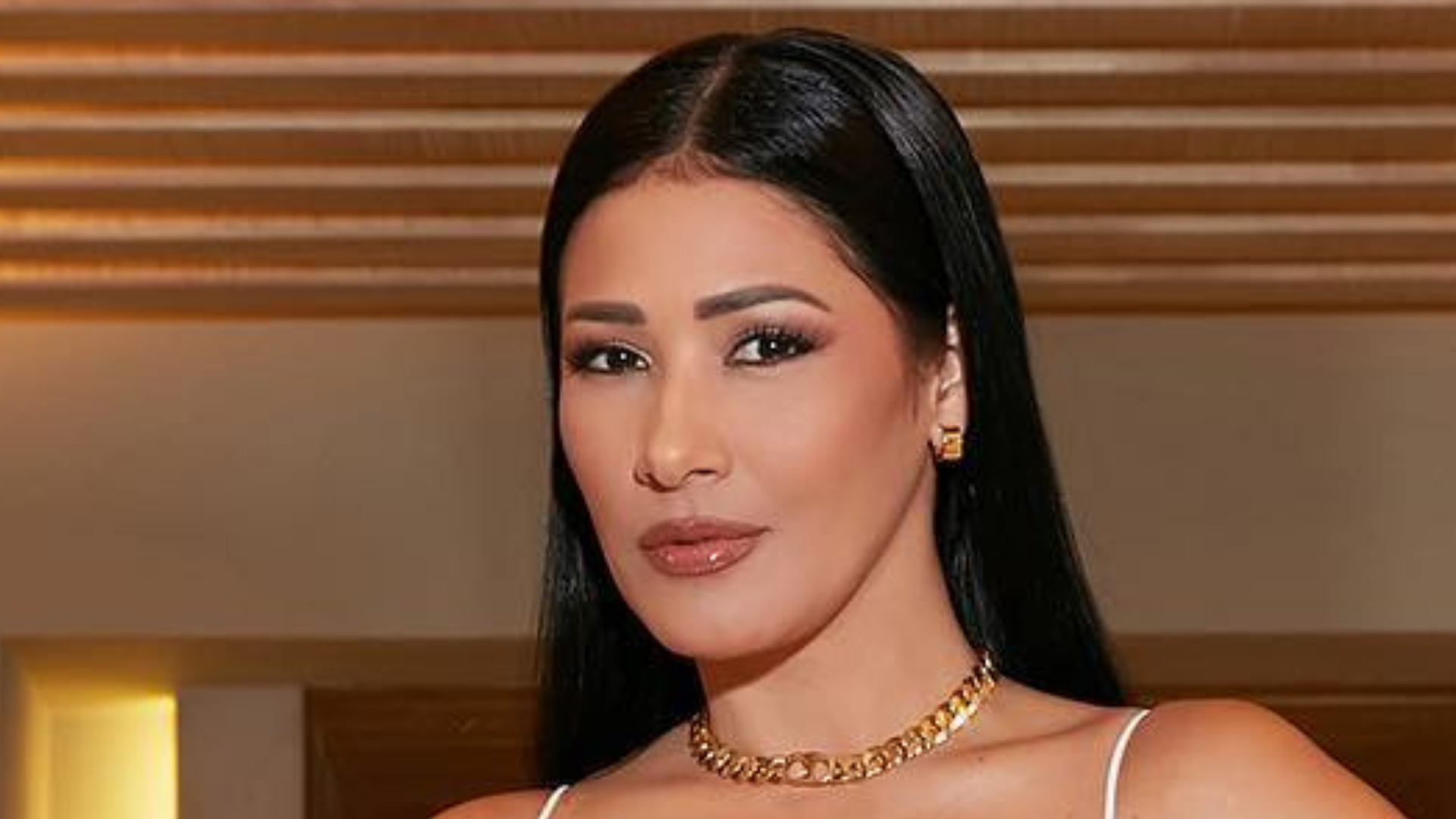 Simaria aposta em look branco com decotão e ostenta seios turbinados: “Deusa”