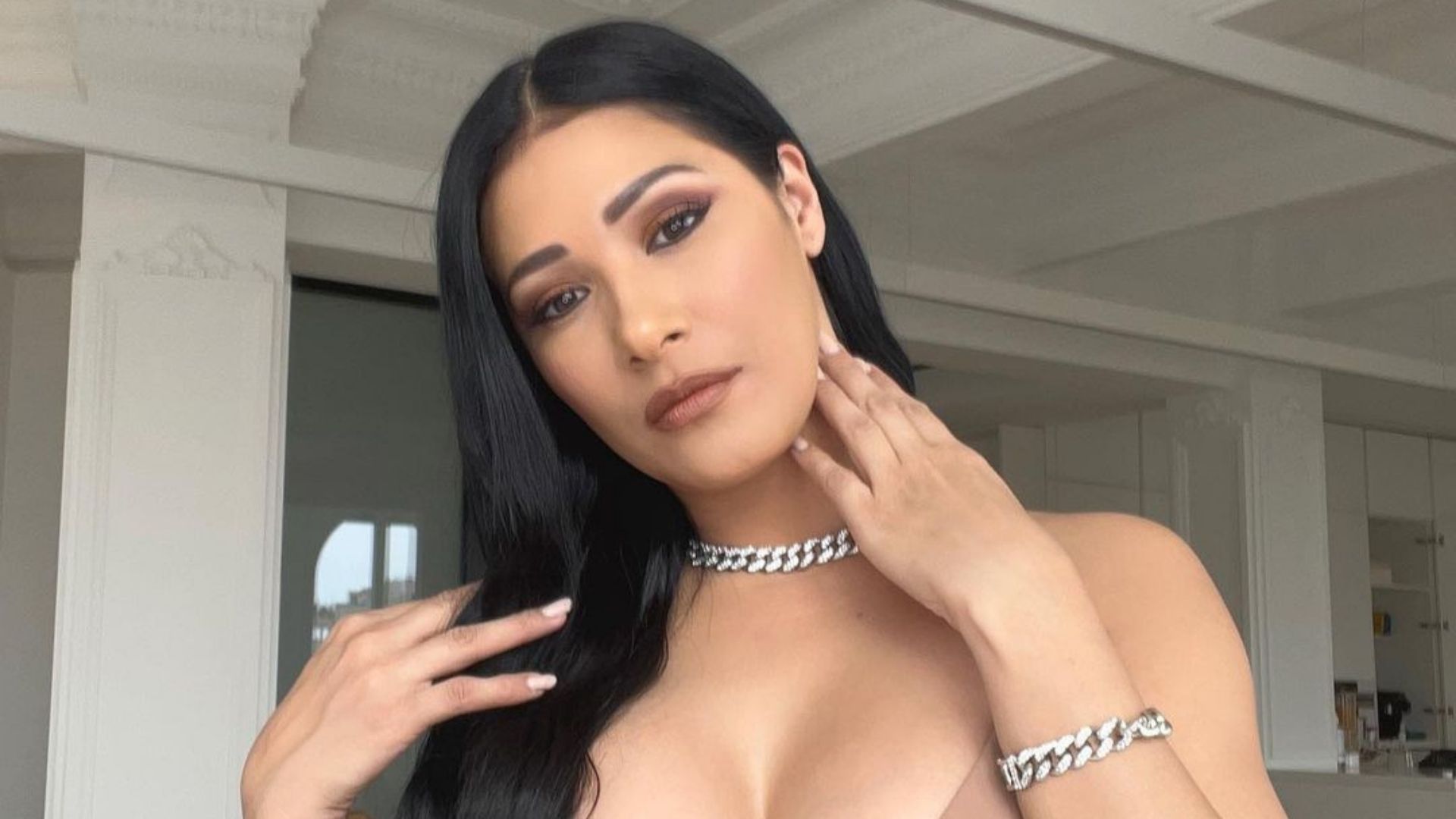 Simaria aposta em top fininho e ostenta decote abundante: “Rainha”
