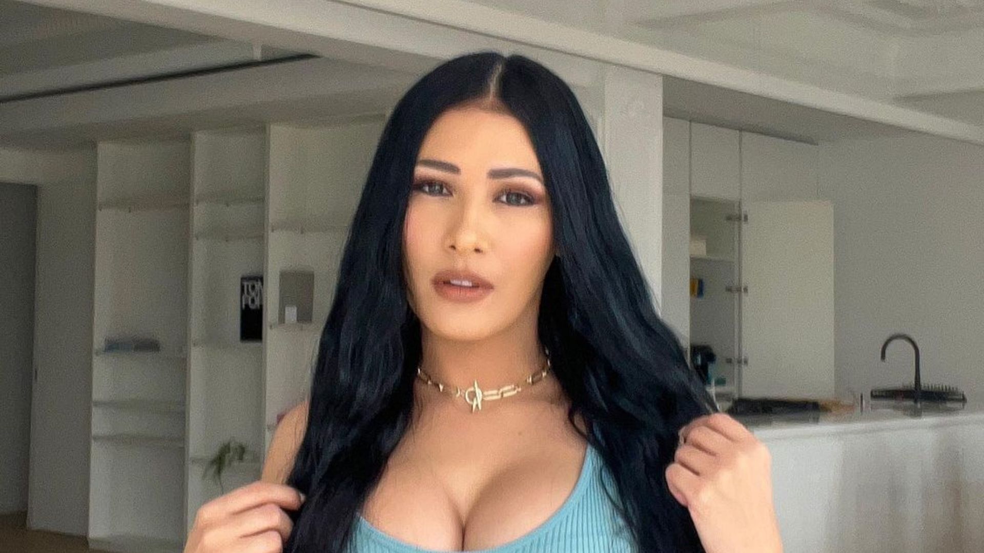 Simaria posa com maiô cavadíssimo e exibe corpaço: “Mulher linda”